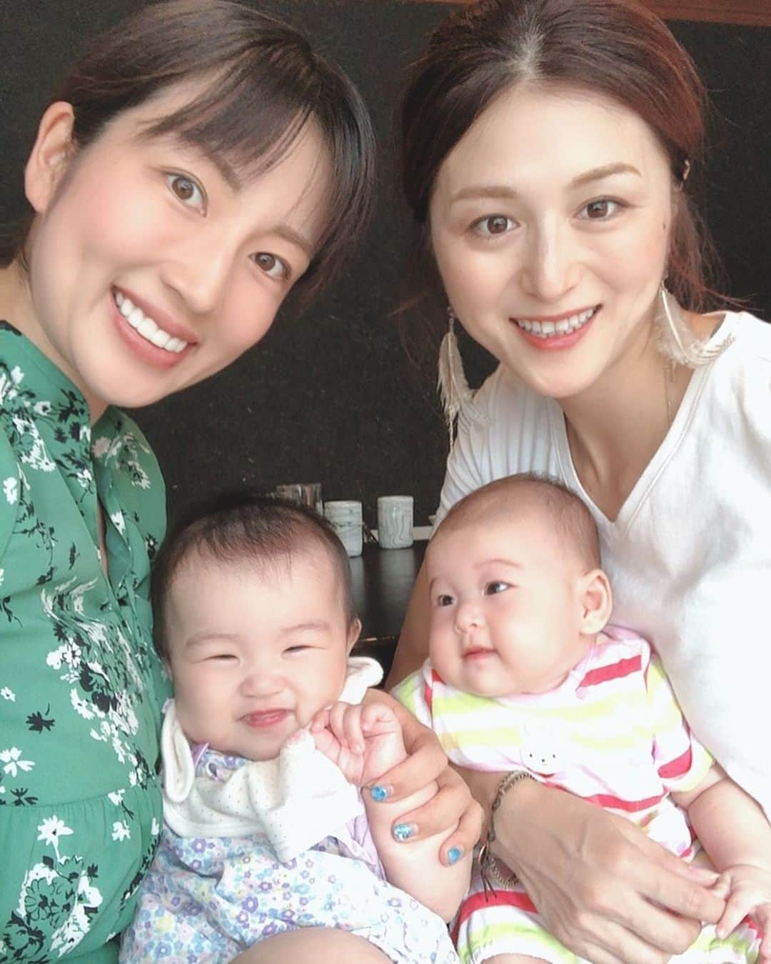 庄司ゆうこさんのインスタグラム写真 - (庄司ゆうこInstagram)「今日は経営者仲間の美由紀さんとランチ❣️美由紀さんは7月に出産したばかりでベビちゃんは生後3ヶ月✨ ももちゃんが大きく見えました🤗 仕事と育児をいかに上手く両立するかとか、お互いスピード婚、スピード出産だったのでその時のエピソードなど久しぶりにゆっくり話せました(^^) ももちゃん電車大好きで行きも帰りも景色眺めて終始ご機嫌でした❣️ 新宿サザンタワー4階にある今半の個室座敷もバスタオルや座布団など用意してくれて子連れランチには最高だよっ🤗 #女性経営者#女社長#仕事#育児#両立#子連れランチ#女の子ママ#生後3ヶ月#生後5ヶ月#赤ちゃんのいる生活#ママリ#ベビフル#新宿ランチ#今半万窯#サザンタワー」10月7日 23時29分 - yuko.shoji