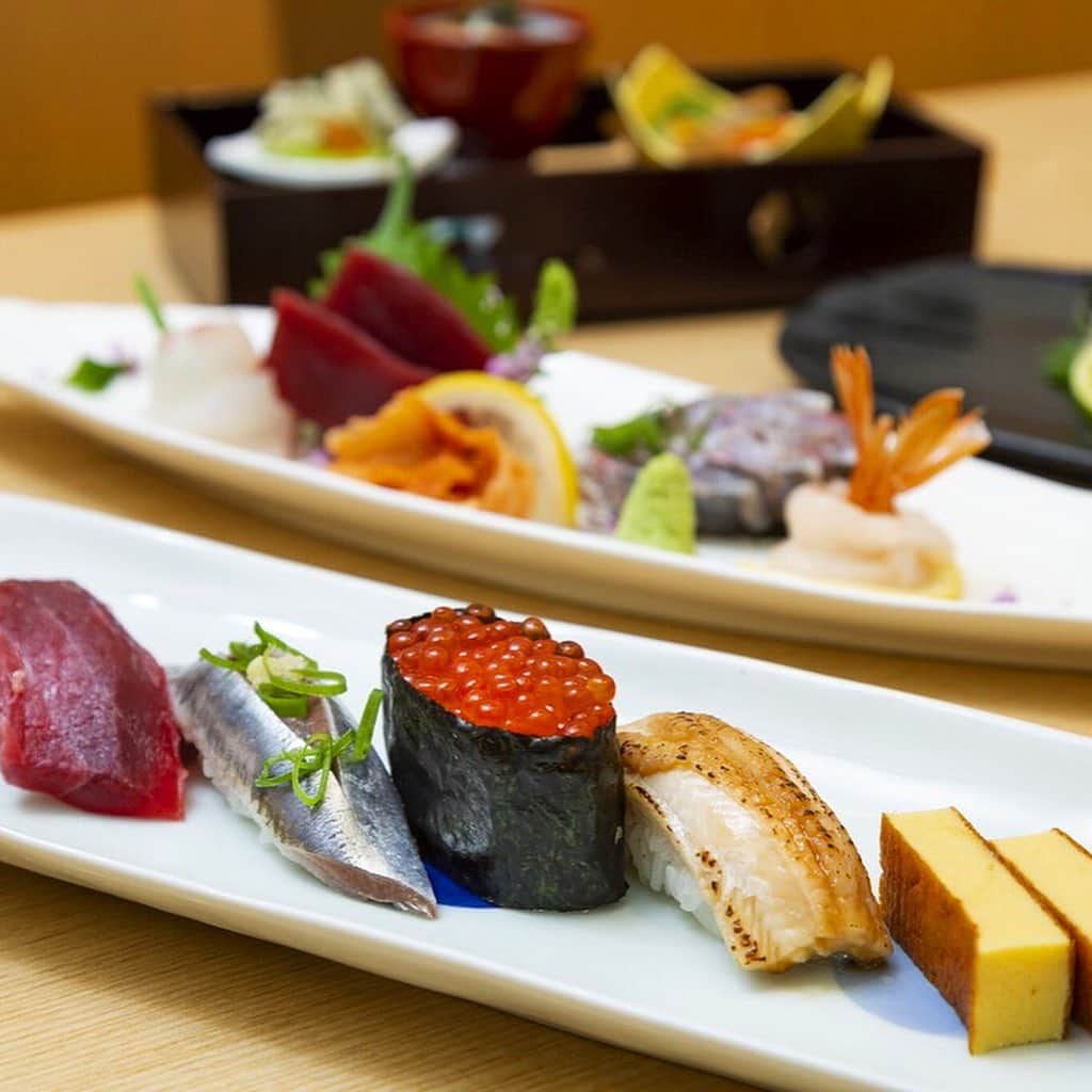 のインスタグラム：「気軽にゆったり、秋の江戸前鮨🍣﻿ ﻿ 〈鮨 竹山 丸の内〉は、江戸前鮨の仕事をカウンターで眺めるもよし、半個室のテーブル席で仲間とゆっくり過ごすもよし。使い勝手良く楽しめる寿司屋は案外貴重✨刺身、握り寿司などに秋の食材を使った、秋限定のミニコース料理でちょっと贅沢に。﻿ ﻿ ﻿ ＼Hanakogram投稿募集中です！／﻿ ﻿ 今回のお題は「#丸の内ごはん」「#大手町ごはん」。﻿ あなたが丸の内、大手町で印象に残ったとっておきのごはんは何ですか？﻿ ﻿ 📌参加方法﻿ STEP1：丸の内ごはん、大手町ごはんに合う写真に「#Hanakogram」と「#丸の内ごはん」 or 「#大手町ごはん」を付けてInstagramへ投稿。﻿ STEP2：Hanako編集部が投稿を審査します。﻿ STEP3：Hanako賞に選ばれた投稿（5名）は、Hanako公式Instagramで紹介いたします。﻿ ﻿ 📌期間は9/28～10/27。Hanako賞に選ばれた方5名と佳作の15名には【丸の内で使えるスペシャルクーポン10,000円分】をプレゼント😚🎉﻿ ﻿ みなさまの投稿、お待ちしております！﻿ ﻿ #Hanako #Hanako_magazine #銀座 #日本橋 #日比谷 #丸の内 #大手町 #東銀座 #銀座ランチ #東京カフェ #日比谷カフェ #日比谷ランチ #銀座カフェ #銀ブラ #銀座グルメ #日本橋カフェ #日本橋ランチ  #丸の内ランチ #丸の内カフェ #カフェ巡り #東京グルメ #ホテルスイーツ #ginza #tokyo #鮨竹山丸の内 #photoby_ChihiroOshima」