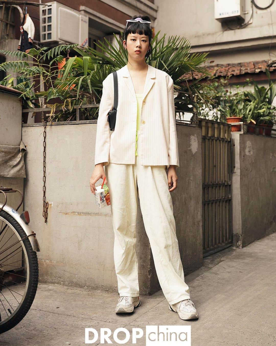 Droptokyoさんのインスタグラム写真 - (DroptokyoInstagram)「CHINA STREET STYLE @drop_china #🇨🇳 #streetstyle#droptokyo#china#shanghai#shanghaifashion#shanghaifashionweek#streetscene#streetfashion#streetwear#streetculture#fashion#上海#中国#时装#时尚#潮流#东京#街拍#上海时装周#摄影#街头#穿搭  Photography: @dai.yamashiro @yuri_horie_」10月7日 23時46分 - drop_tokyo