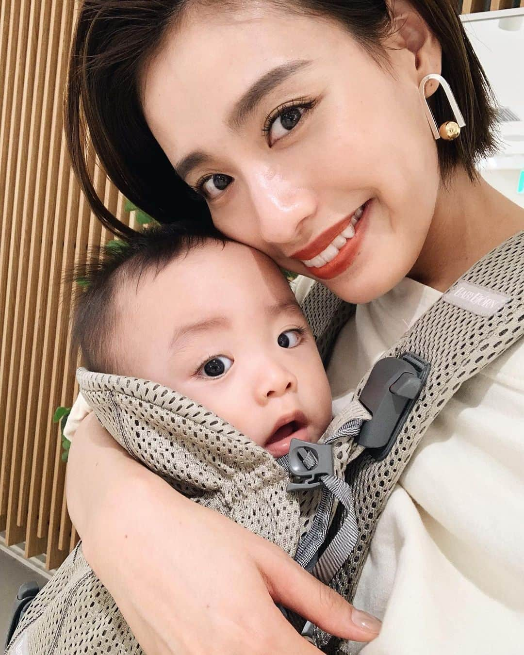 小西翼さんのインスタグラム写真 - (小西翼Instagram)「. 👶🏻と産後の立ち上がってる 毛が一緒の長さ！😂 . マツエクの質問をよく頂く のですが、いつも @teenkarbel で着けてます👀💕 . wedding partyのときは上下に 着けてもらったのでそれも 載せたいと思ってます🙇‍♂️！ . 目の小ジワが出てきたので 目元パックしながらして 貰えるんです。ぜひ試して みてほしいです🥺！ . デザインは安定の Cカールの中央長めです！ 私は、黒目が小さいので 少しでも大きく見えるように🥺✨ 量は着けれるだけ着けてもらってます🙇‍♂️ . かなりメイクの時短でたすかります😭 . #teenkerbel#マツエク #親子ショット#baby#mama」10月7日 23時46分 - tucha_k