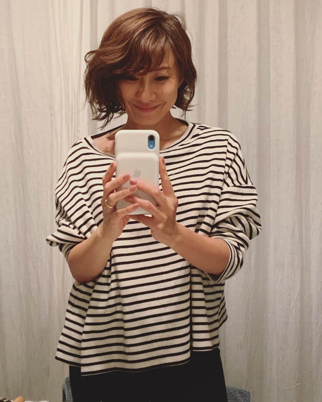 風間ゆみえのインスタグラム：「iPhoneは裸の方が美しいわ。 (＊Lady in Red参照)  なんて言っていた私  今もそう思うことに違いはないのですが、海外出張用にバッテリーカバーを付けたところ、重たいのに手に馴染みは良くて、気づけばずっとつけたままに。  そして、今、私のiPhoneこのカバーのなかで本体のガラスがクラッシュしている様子で、外すことができない😱 さて、どうしたものか…  ①このまま使い続けてみる。 ②ただちにApple Storeに行く。」
