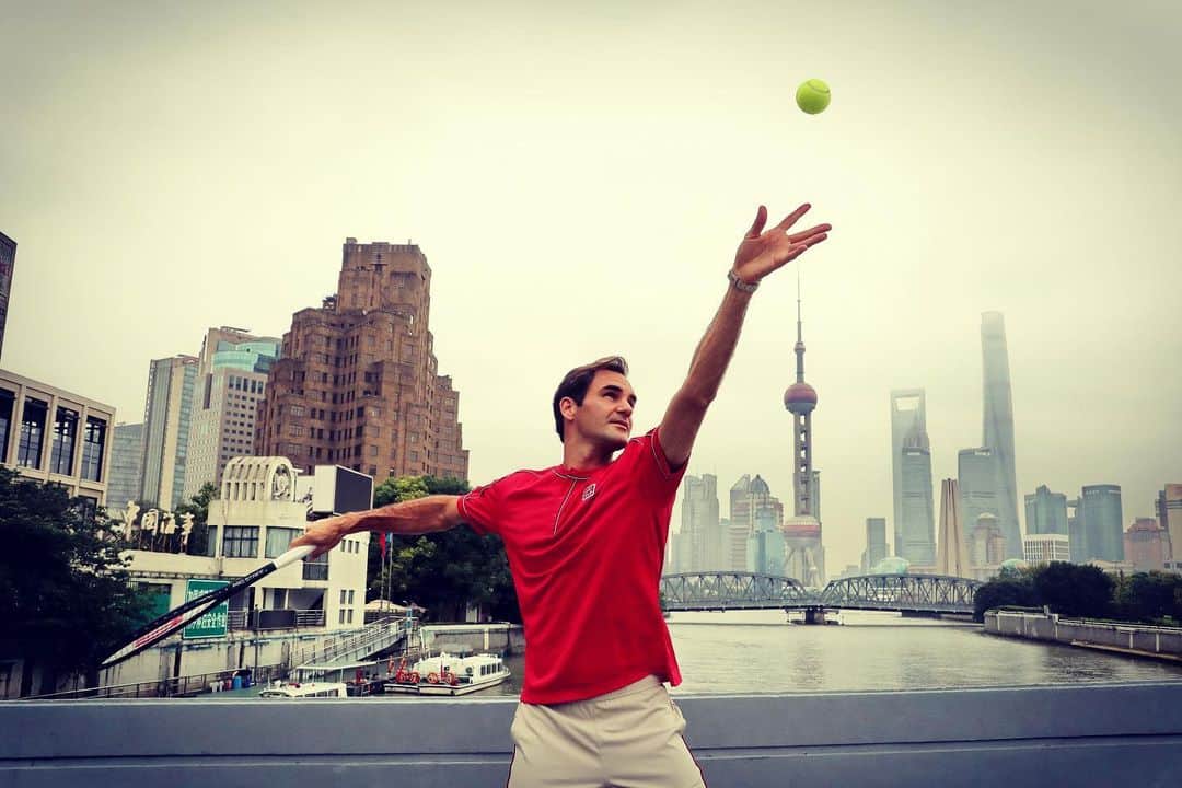ロジャー・フェデラーのインスタグラム：「Every time I come back to Shanghai, I am stunned👀 by the Bund🇨🇳🎾🙂上海见！」