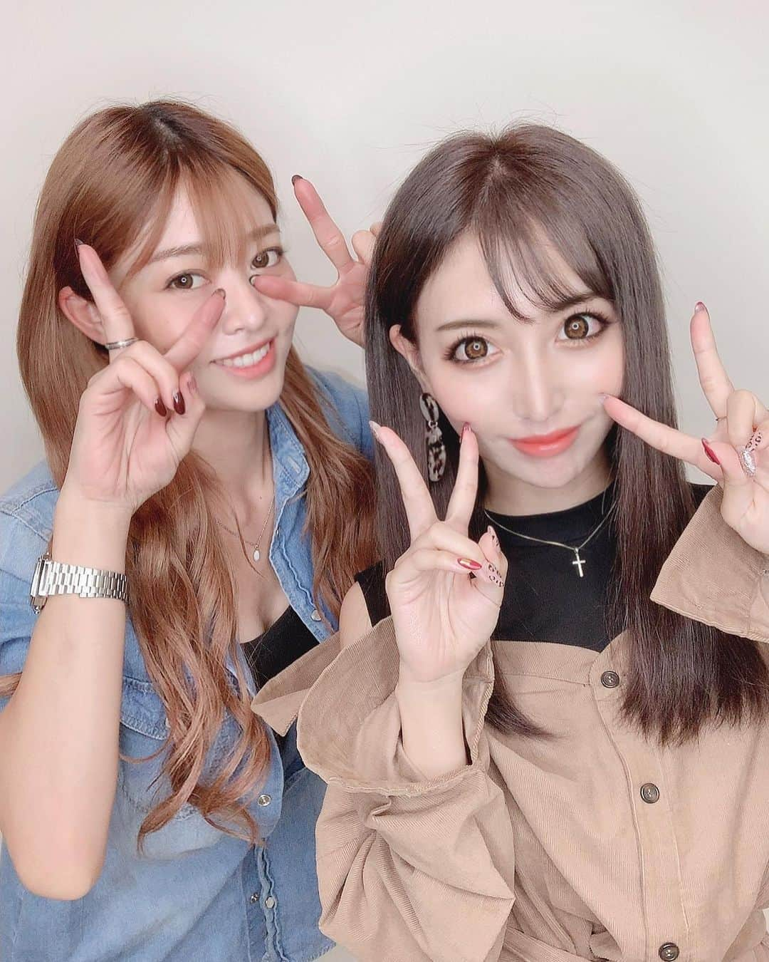 吉川ちえさんのインスタグラム写真 - (吉川ちえInstagram)「この前髪の毛を暗くしてきたの🙌💕 いつも通ってる新宿のアンク🙆‍♀️ @ankhcross_raft 🦋💘 . 暗い方が好評で嬉しい～😈💖💖 色が抜ける時に黄ばみが出てこないようにアッシュ強く入れてもらったよ🥺👍 ロアエクステJOKER🃏は80本❣️ アンクのエクが良すぎるからアンク以外のエクもうつけれない😭❤️❤️ . 担当者はあやのさん😇💘 @ankh___ayano  いつもありがとうございます👧🏻💗 . #ankhcross #ankhcrossraft #アンククロス #ロアエクステジョーカー #シールエクステ #暗髪 #暗髪グレージュ」10月8日 0時01分 - yoshikawachie_16