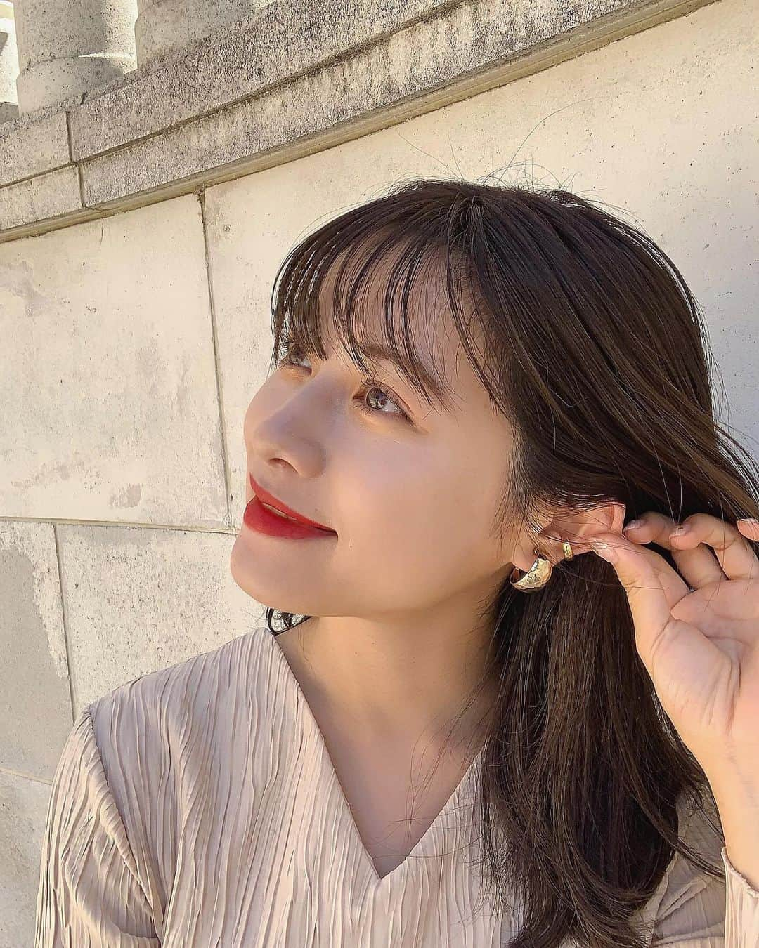 楫真梨子さんのインスタグラム写真 - (楫真梨子Instagram)「ear cuff #alettajewelry  @aletta_jewelry_official  earing #vintage  まつげの質問をよくいただきますが、マツエクをしておらずまつげパーマをしています！☺️ → @mokalip @nailmm_eyelash」10月8日 0時05分 - kajimari1226