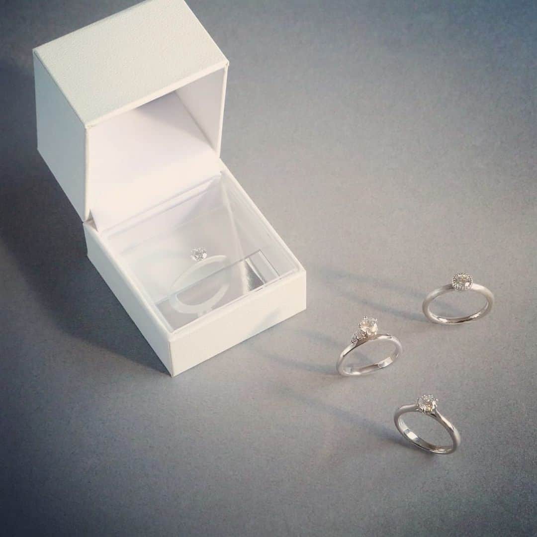 白木夏子さんのインスタグラム写真 - (白木夏子Instagram)「ダイヤモンドでプロポーズ。 デザイン、サイズは後から－。 . 専用のBOXに収めた、ダイヤモンド。 そのダイヤモンドで、心を込めたプロポーズを。 . ご婚約が決まった後に、おふたりで指輪のデザインをお選びいただき、婚約指輪をおつくりします。 . HASUNAが取り扱うダイヤモンドは、原産地が特定されており、リングとなるまでの製造プロセスと流通が明確でなおかつ環境にやさしいエシカルダイヤモンド。 . 贈る人・贈られた人、そして採掘から 全ての工程に携わる人を幸せにしているダイヤモンドです。 . 現在、0.4ctのプロポーズダイヤモンドをご成約いただいたお客様に、無料アップグレードをさせていただいています。 . この機会にぜひご利用ください。 . . 【Bridal Fair: エンゲージリング・プロポーズダイヤモンド】 . ただ今、HASUNA表参道本店とHASUNA bridal storeでは、ブライダルフェアを開催しています。 . 0.4ctのエンゲージメントリング・プロポーズダイヤモンドをご成約の方には、先着3名様限定で、ダイヤモンドの無料アップグレードをいたします。 . ぜひこの機会にご利用ください。 皆様のお越しをお待ちしております💍 . .  詳しくは @hasuna_official の🔗をご覧ください。  #美しいものでできている #エシカル #PERPETUALJEWELRY #HASUNA #ハスナ #結婚指輪 #婚約指輪 #ethicaljewelry #bridalring #marriage #engagement #Bridal #bridalfair #マリッジリング #プロポーズ #プレ花嫁 #結婚 #全国のプレ花嫁さんと繋がりたい #表参道結婚指輪 #表参道婚約指輪 #結婚指輪探し #婚約指輪探し #2019秋婚 #2019冬婚 #令和婚 #プレ花嫁 #エシカルウェディング #エシカルダイヤモンド #エシカルゴールド #エシカルジュエリー #リング」10月8日 0時11分 - natsukoshiraki