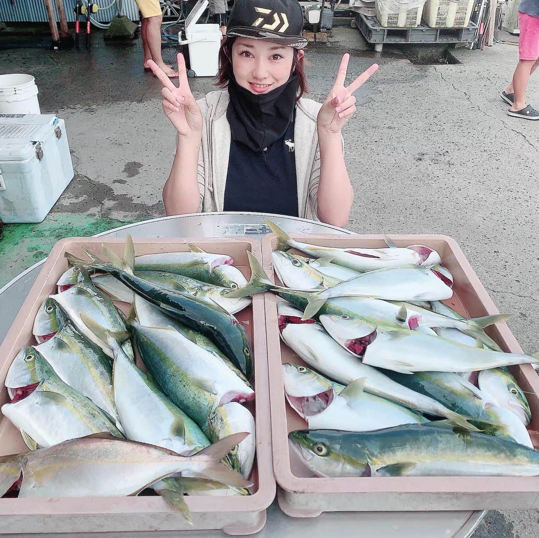 多田あさみのインスタグラム：「やはり魚との写真は挟んでいきたい。 問題は、釣りの後だから本人がいつもボロボロという点」