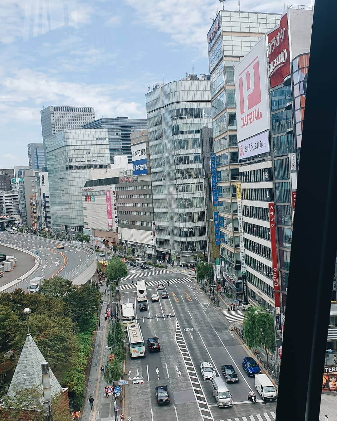 メリティナ・スタニウタさんのインスタグラム写真 - (メリティナ・スタニウタInstagram)「Токио 🇯🇵 . Для меня город высот , от которых болит шея , технологий , которые переносят в будущее , предельной чистоты , которая с их количеством жителей просто фантастика , и бесконечной вежливости .❤❤ ⠀ Hey 🙏🙏 , ready for your tips in Tokyo ( views , locations,  interesting places and etc . ) ⠀ #tokyo #japan #ginza #samsungbelarus #s10belarus #galaxys10 #topview #tokyoplaza」10月8日 0時17分 - melitinastaniouta