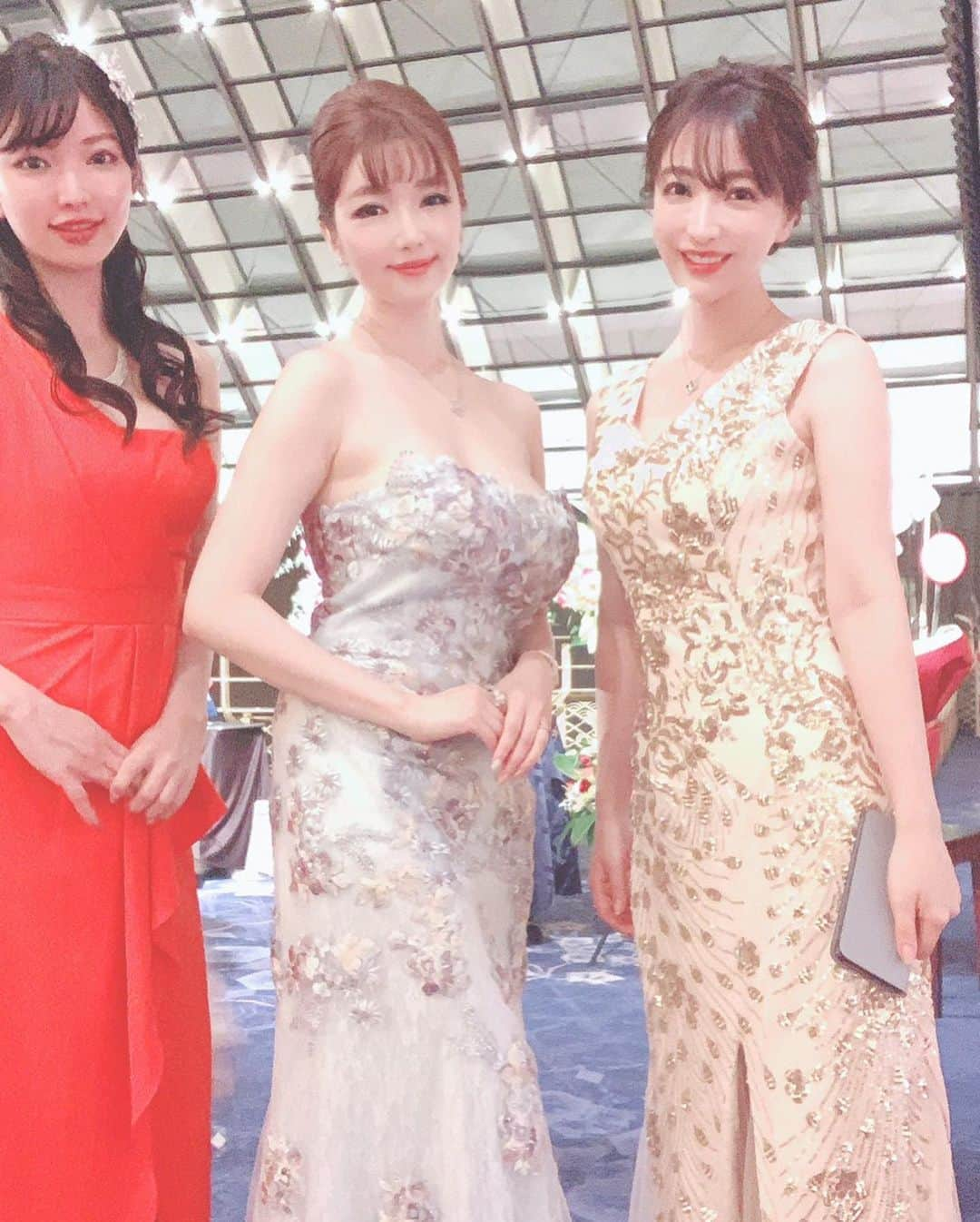 栄木明日香さんのインスタグラム写真 - (栄木明日香Instagram)「憧れの悠里さんにお誘いいただいて、あゆむちゃんとデヴィ夫人のパーティに行かせていただきました😭✨✨﻿ ﻿ 優雅な空間に美しいお二人といれてとても幸せな1日でした❤️﻿ ﻿ アウェー感が強くとても緊張していましましたが😅﻿ ﻿ この空間が似合う大人の女性になれるよう精進しよう！﻿ と思いました😊﻿ ﻿ #partydress #ballgowns #longdress #formaldresses ﻿ ﻿」10月8日 0時27分 - liz_asuka__