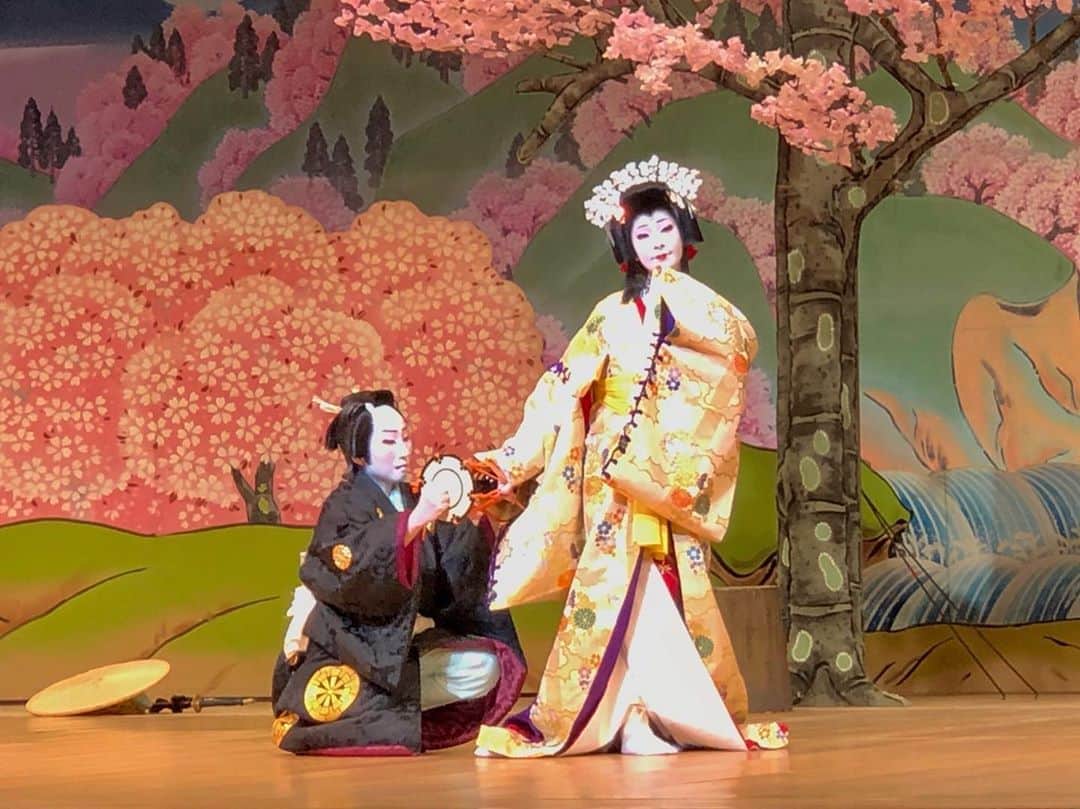 Taki Tanakaさんのインスタグラム写真 - (Taki TanakaInstagram)「帰国した翌日の日曜日の午後@yappy126  の舞台鑑賞へ。  藤間紫妃 (ヤッピー)演じる静御前の綺麗だったこと。舞台も衣装もそれは華やかで、帰国早々美しい日本の伝統芸能を堪能しました。 #藤間紫妃  #清元 #吉野山  #buyo #日本舞踊 #japan #🇯🇵」10月8日 0時24分 - tanakataki