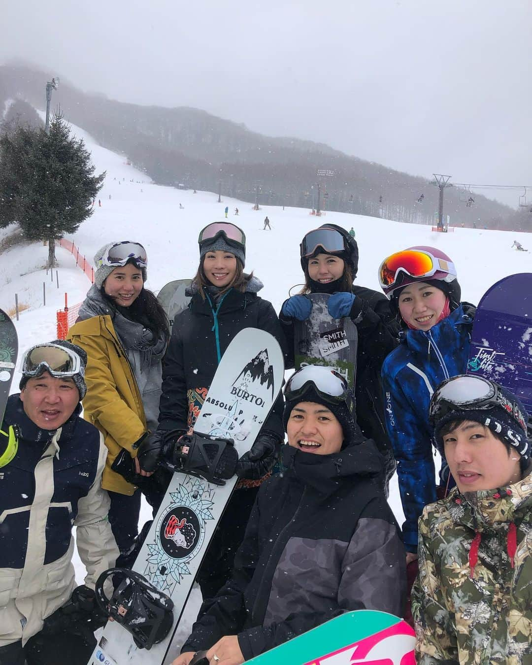 藤森由香さんのインスタグラム写真 - (藤森由香Instagram)「一昨日、地元のエコーバレースキー場の山を散歩しながら一人でゴミ拾いしました。先日の @burtonjapan で行ったMountain cleanの活動から自分の地元でできる事をしようと思いやってみた。  ２０１９年には全国的に少ない雪の中、そして私も中々地元に居ないけど、沢山の友達が山に滑りに来てくれて盛り上げてくれました。この冬もエコーバレーに皆さん来てくださいね😊 リフト係や、イントラのバイトも必要としているし、寮もあるので滑りながら冬働いてみませんか？私も日本にいる間は滑ってます！ そして、今年も11/29の早めのオープンらしいです！ 実家のシーハイルにも食べに来てね！ @echovalley_snowresort #eco #ゴミ拾い #echovalley #エコーバレースキー場」10月8日 0時28分 - yukafujiforest