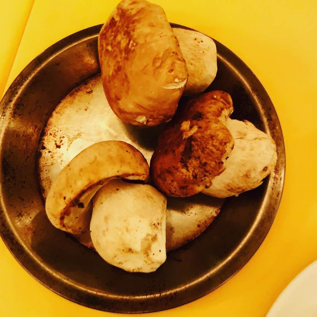 志摩有子さんのインスタグラム写真 - (志摩有子Instagram)「フレッシュのポルチーニのパン粉焼きがこんなに香り高く美味しいとは！今日初めて知った。定番の青唐辛子とカラスミのパスタには小柱もイン。しんしんのローストも絶妙な火入れ具合。イベントで上京している我らが道歩ちゃん @dorakugama  を囲んでのごはん。いつも元気をもらえる人。 #cucinaitaliana  #ポルチーニ #季節の味 #麻布十番  #ケパッキア」10月8日 0時31分 - ariko418