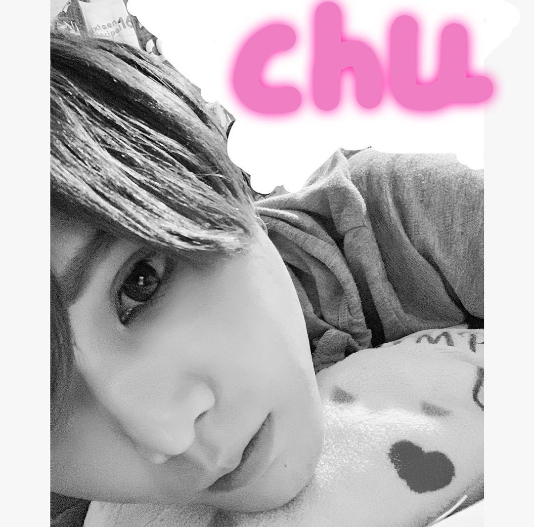椿ありのインスタグラム：「ふたり〜見つめ合う目を〜そらさないそれ〜がオンリールール  じー😶  #特になし#かまちょ#僕は君のchudoku #ドアップ#時々思い出してください」