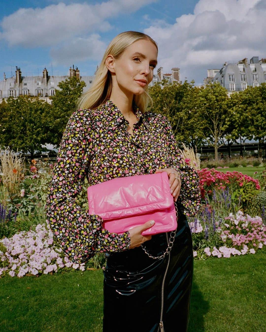 レオニー・ハンネさんのインスタグラム写真 - (レオニー・ハンネInstagram)「New film for the pillow bag by #THEMarcJacobs. 💕 Anzeige/Ad」10月8日 0時39分 - leoniehanne