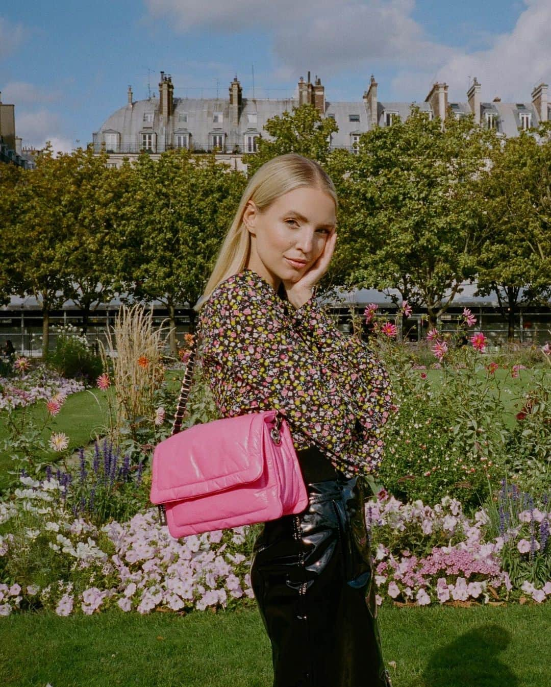 レオニー・ハンネさんのインスタグラム写真 - (レオニー・ハンネInstagram)「New film for the pillow bag by #THEMarcJacobs. 💕 Anzeige/Ad」10月8日 0時39分 - leoniehanne