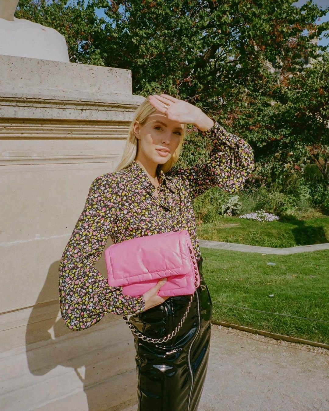 レオニー・ハンネさんのインスタグラム写真 - (レオニー・ハンネInstagram)「New film for the pillow bag by #THEMarcJacobs. 💕 Anzeige/Ad」10月8日 0時39分 - leoniehanne