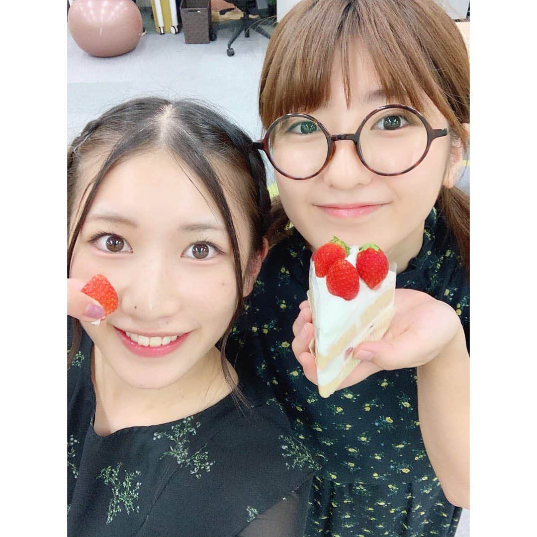 のインスタグラム：「. 撮影からの編集からの いちごケーキの日🍰🍓🧁 . この日、たまったま着てきた服がめちゃくちゃ似てて、 周りのみんなに双子コーデ？！って言われて 超恥ずかしかった、はー笑った👭（笑） 次もまた合わせて着ようね😂👏ww . #いちなる #ワンピース #ootd #fashion #ボンボンTV」