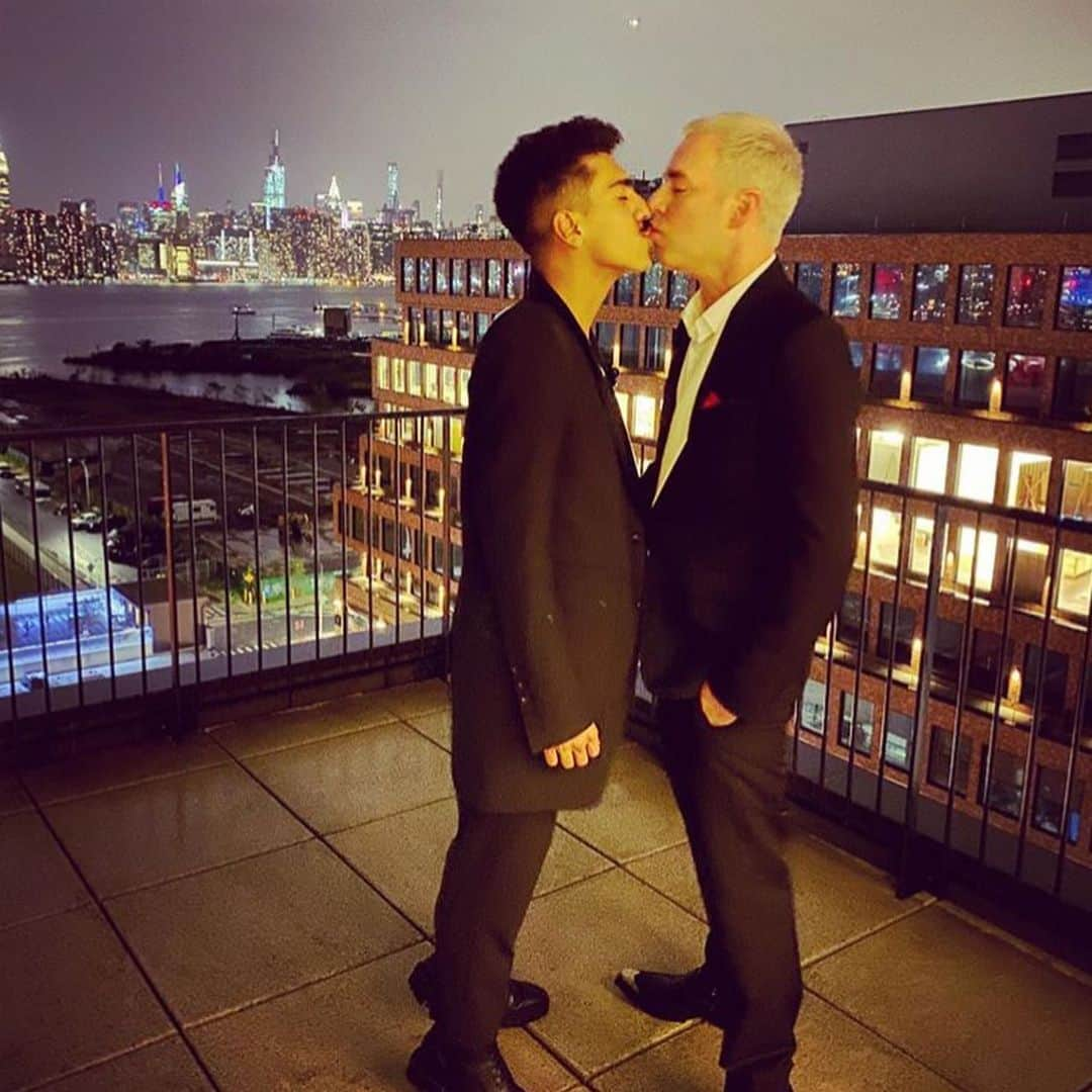 アンバー・タンブリンさんのインスタグラム写真 - (アンバー・タンブリンInstagram)「Much love to my favorite sweethearts on their lovely wedding day! Also happy 7th wedding anniversary to the little guy in the last photo. My husband David. #SharingAnAnniversary #JohnAndDavid #AmberAndDavid」10月8日 0時47分 - amberrosetamblyn