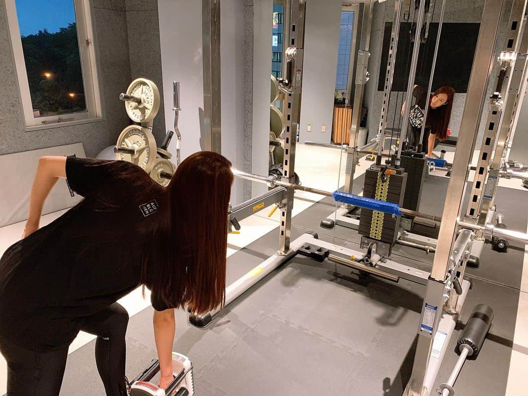 守永真彩さんのインスタグラム写真 - (守永真彩Instagram)「. . 今日も今日とて。 gym!!! @deed_gym.tokyo . . 2週間空いちゃったので ゆるめなメニューにしてくれました🥺️✨ 体調に合わせてやってくれるから、ずっと続けられる‼︎ ここのパーソナルトレーニングほんとオススメです🔥 . . #パーソナルトレーニング #ジム女子 #とある休日 #gym #新規会員も募集してるみたいですよ #1時間で大分陽がおちた #秋ですね  #🔥」10月8日 0時58分 - maayamorinaga