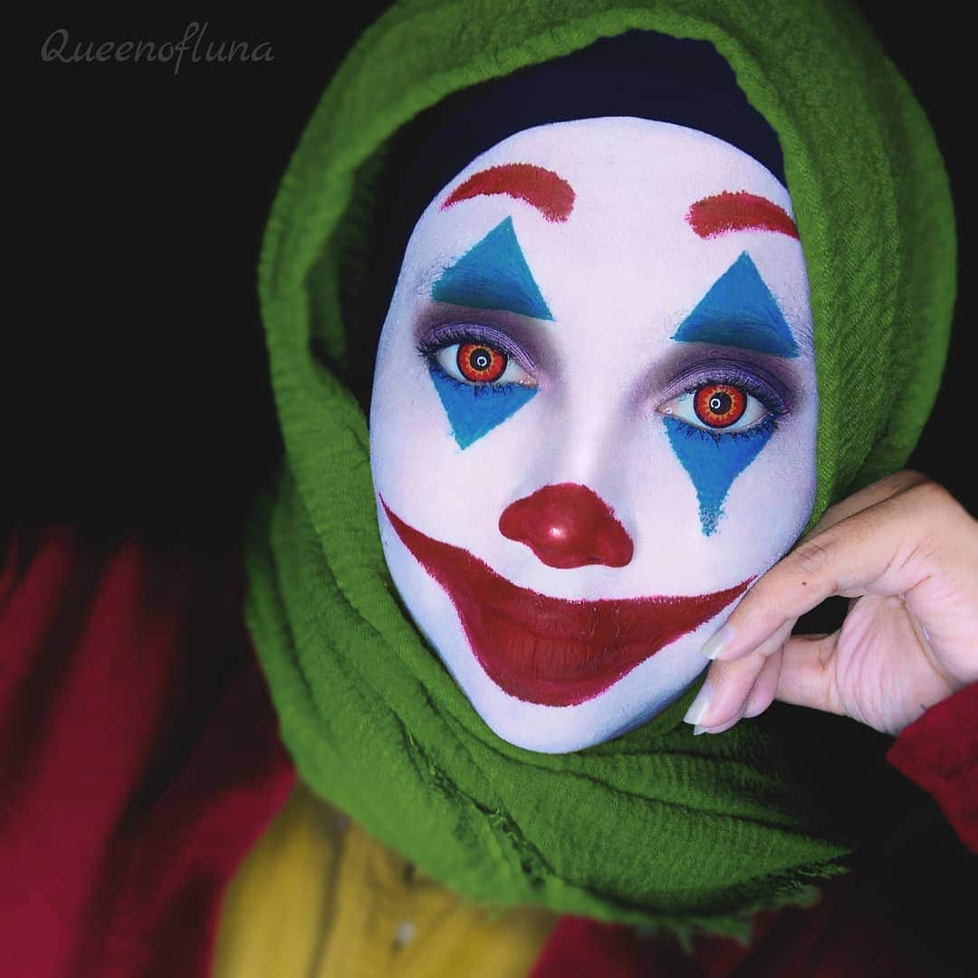 queenoflunaのインスタグラム：「"Is it just me, or is it getting crazier out there?" 🃏 . Lenses: @ttd_eye Elf Red. Use code "queenofluna" for a 10% discount! . . . . .  #joker #joaquinphoenix #arthurfleck #joker2019 #jokermovie #jokermakeup #halloween #halloweenmakeup #halloweenlook #halloweenmakeupideas #clown #clownmakeup」