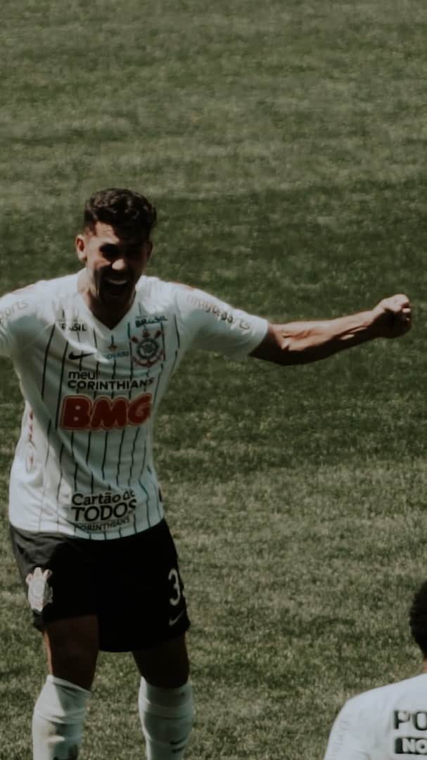 ダニーロ・フェルナンド・アベラールのインスタグラム：「Cabeça erguida, foco e concentração. #CorinthiansSempre 👊🏼🔥 🎥: @one9content」