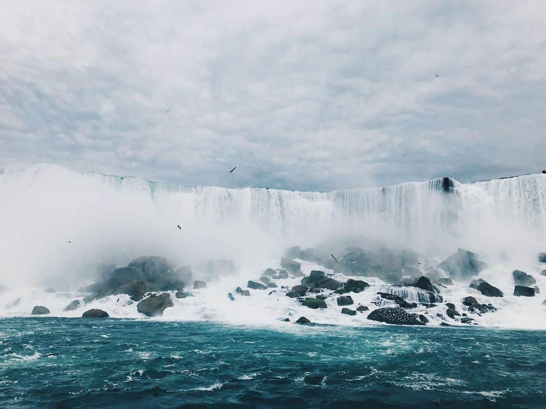 サンドバーグ直美のインスタグラム：「Nature is so beautiful and powerful. So happy to have stopped by the Niagara Falls💙 The wet boat ride was terrifying but feeling refreshed and recharged!! #niagrafalls #canada」