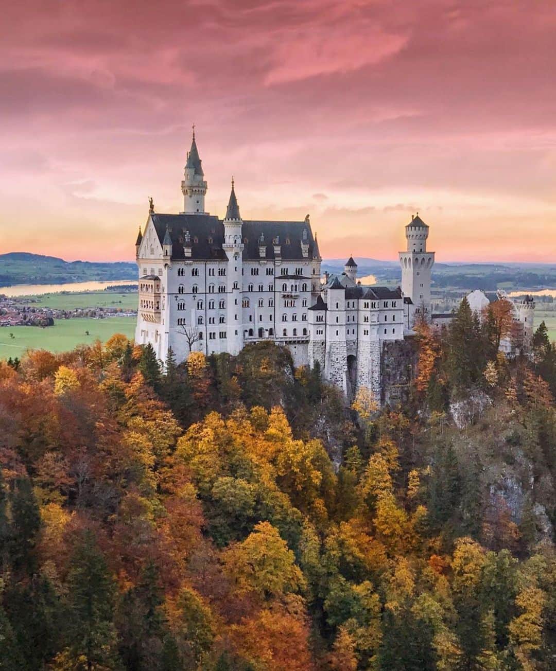Wonderful Placesさんのインスタグラム写真 - (Wonderful PlacesInstagram)「Neuschwanstein Castle - Germany ✨💖💖💖✨ . Picture by ✨✨@doounias✨✨ #wonderful_places for a feature 💖」10月8日 1時43分 - wonderful_places