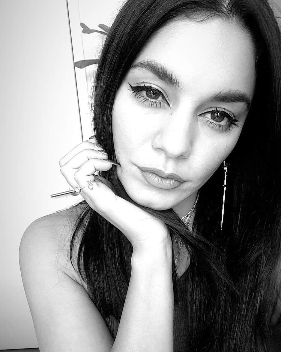 ヴァネッサ・ハジェンズさんのインスタグラム写真 - (ヴァネッサ・ハジェンズInstagram)「Shameless selfie lol tried to copy @stellahudgens cat eye. How’d I do te?」10月8日 1時55分 - vanessahudgens