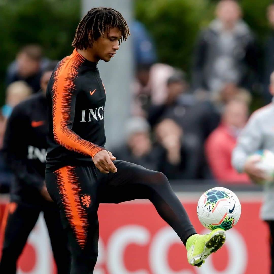 ナタン・アケのインスタグラム：「🦁⚽️」