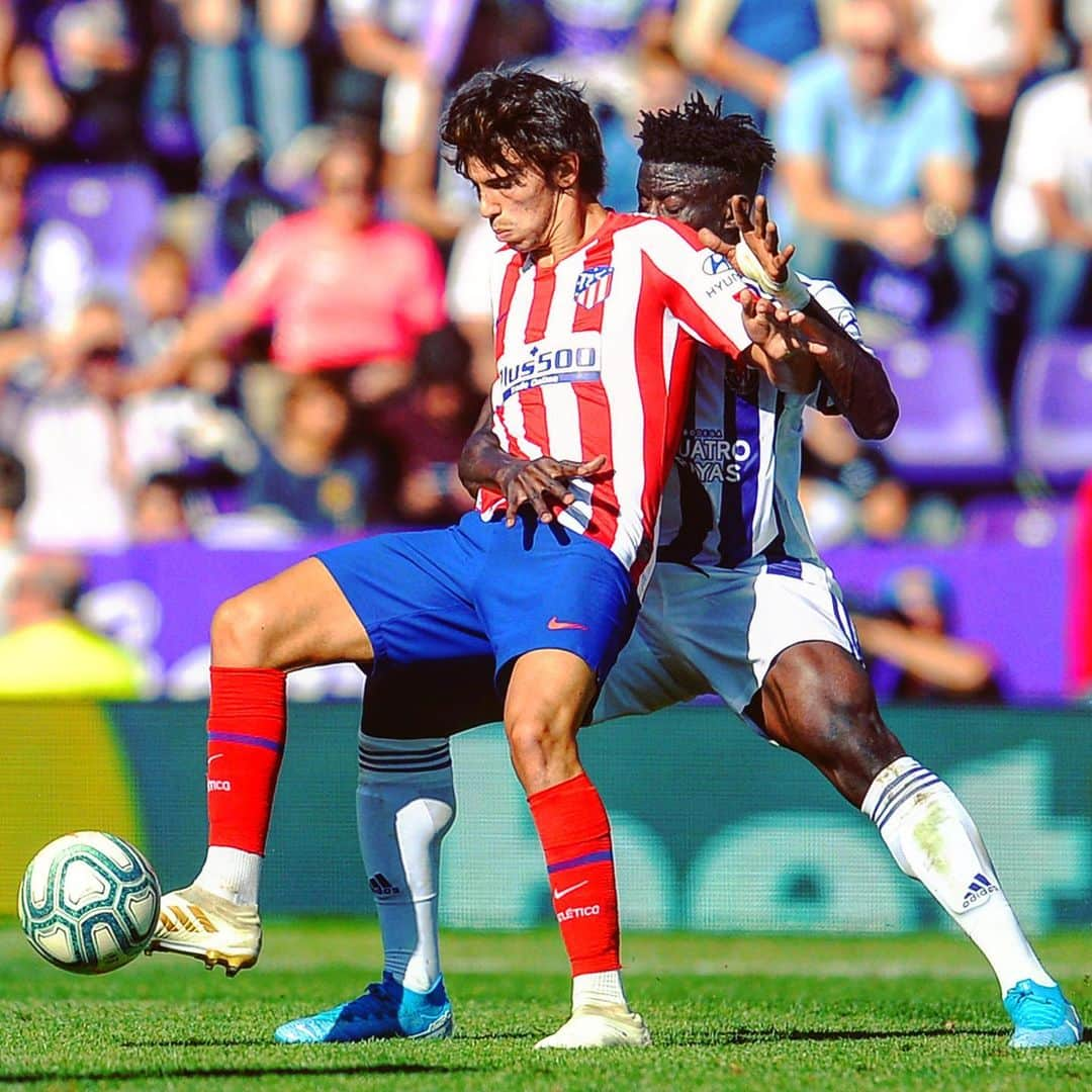 LFPさんのインスタグラム写真 - (LFPInstagram)「Joao 🆚 Salisu: A TIGHT BATTLE! ⚔️ • #Joao #Felix #Salisu #Atleti #Valladolid #LaLiga #LaLigaSantander」10月8日 2時17分 - laliga