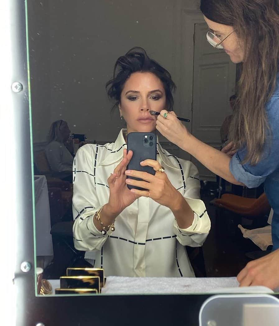 ヴィクトリアベッカムさんのインスタグラム写真 - (ヴィクトリアベッカムInstagram)「In the chair with @lisaeldridgemakeup Something exciting coming soon!! @victoriabeckhambeauty x Kisses xxx #VBInTheChair」10月8日 2時18分 - victoriabeckham