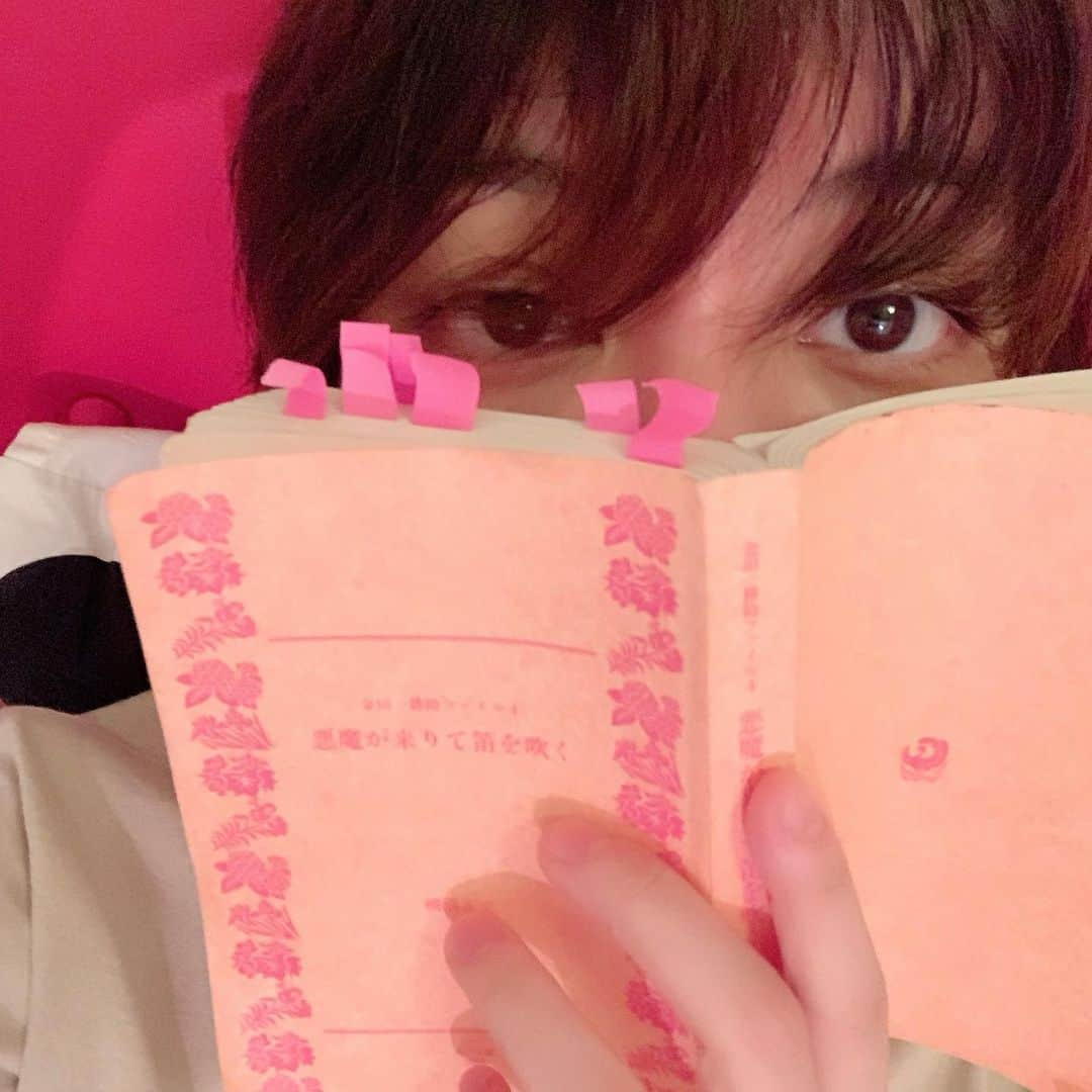 鈴木杏さんのインスタグラム写真 - (鈴木杏Instagram)「明日、シリーズ深読み読書会、放送です✨ 今回の深読みもおもしろかったぁ！いつも頭から煙出そうになりながら、新しい世界をしれてワクワクするのです😌🌈🌈🌈ぜひ、ご覧ください！ #シリーズ深読み読書会 #横溝正史 #金田一耕助シリーズ #悪魔が来たりて笛を吹く #高橋源一郎 さん #島田雅彦 さん #道尾秀介 さん #と #読書会 #錚々たる顔ぶれすぎるよ #いつも緊張 #頭から煙 #知的好奇心くすぐられる #写真は #家で宿題している時 #まだ前の髪色」10月8日 13時09分 - anne.suzuki.official