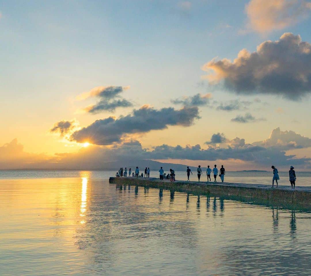 詩歩さんのインスタグラム写真 - (詩歩Instagram)「🌅﻿ ﻿ Sunset in Taketomi-jima island.﻿ 竹富島の夕陽は、ぜひ西桟橋で。﻿ ﻿ 国の有形文化財にも指定されている桟橋で、かつては住民の交通拠点として使われていました。﻿ ﻿ 水平線に沈む夕日はみられないのですが、そのかわりに、目の前には大きな西表島が、ドーン！！！﻿ ﻿ 残念ながら最後は雲が出ちゃったけど、そんな雲もいい味を出してくれました✌️﻿ ﻿ 🌺﻿ ﻿ 竹富島では #星のや竹富島 に滞在しました🌱﻿ 西桟橋まで夕日の時間に合わせてバスが運行してるので、とっても便利です🚌﻿ ﻿ @hoshinoya.official﻿ @hoshinoresorts.official﻿ ﻿ 📷Sep 2019﻿ 📍西桟橋／沖縄　竹富島﻿ 📍West Pier in Taketomijima／Okinawa Japan﻿ ﻿ ﻿ ﻿ ©Shiho/詩歩」10月8日 13時15分 - shiho_zekkei