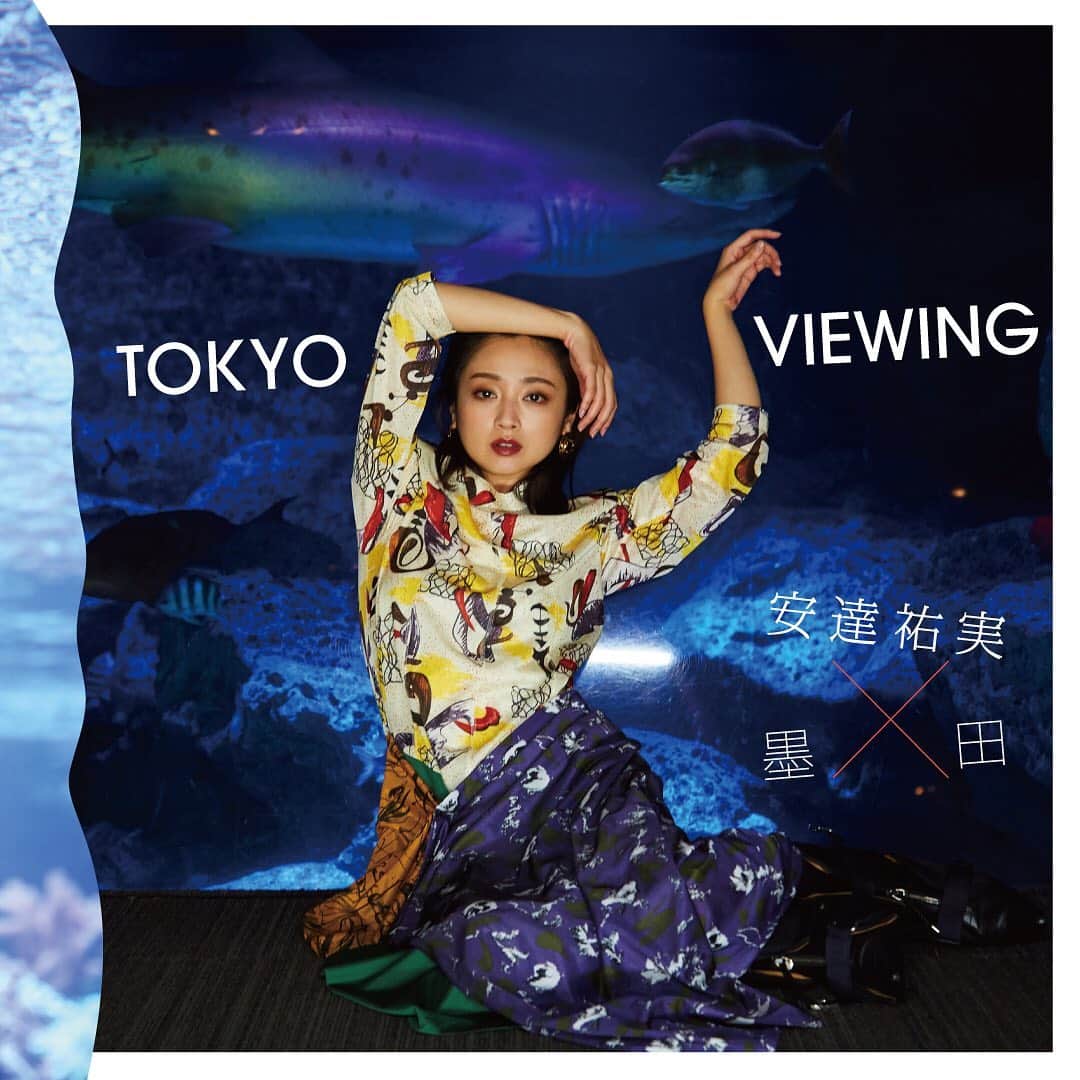 永瀬由衣のインスタグラム：「WWD JAPAN"TOKYO VIEWING"ページデザインしています！このお話を頂いた時に、安達祐実さんと水族館で撮影できたらステキだな、と夢見ていたのですが、なんとお気に入りスポットが水族館！とのことでとても嬉しかったです☺️楽しい撮影でした🐬💗ありがとうございました！是非見て下さい！ #wwdjapan #れもんらいふ ・ #Repost @wwd_jp with @get_repost ・・・ 「妻や母として、家のことは完壁にやりたいと思っている のですが、うまくいかずにもどかしさを感じる時もあります。仕事に関しても、完壁主義って周りから言われることがあったり、やるからには成功させたい！と思って毎回作品に臨んでいますね。けれど、決してナーバスになることはありません。だから、仕事とプライベートでの切り替えって特にないんです。 ずーっとずっとこのまま。強いて言うなら、 家でちょっとだけ旦那さんに対してわがまま になるとか、その程度です（笑）」﻿ ﻿ 最近ではファッションモデルとしても活躍する彼女に、今回の撮影で着用した東京発ブラ ンドについても聞いてみた。「『トーガ プルラ』はもともと好きで、普段からよく着ています。面白いデザインだけど着るとエレガントになる感じがして、気に入っています」﻿ ﻿ 【#TOKYOVIEWING】﻿ 次世代をリードするアーティストを、ゆかりのある東京の街でファッションシューティングする「TOKYO VIEWING」。第3回は、女優・安達祐実と、「この街と育ってきた」という彼女の地元からも近い墨田が舞台。﻿ ﻿ TOKYO VIEWING Vol.3 の全容はストーリーまたはプロフィールのリンクから🔗﻿ ﻿ MODEL：@_yumi_adachi﻿ PHOTOGRAPHS：@ph_o.h.n.o﻿ STYLING：@mariehiguchi﻿ HAIR：@miho_emo_﻿ MAKE : @shinoizumiari  DESIGN：@nagaaase﻿ EDIT : @sayappeeeeee  TEXT：@acosu﻿ ﻿ #TOKYOVIEWING #安達祐実 #墨田 #墨田水族館 #yumiadachi #TOGA #TOGAPULLA #トーガ #トーガプルラ」