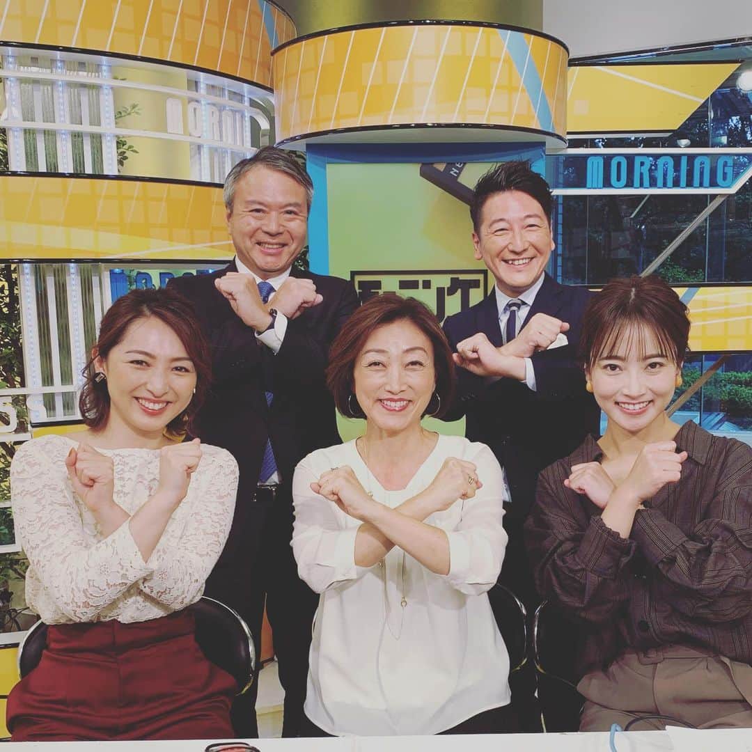 田中ウルヴェ京さんのインスタグラム写真 - (田中ウルヴェ京Instagram)「今朝はモーニングCROSSでした。 横からの写真も。🤣 モニクロは上しか見えないので、衣装は上だけです。😊 よくコメンテーターの皆さんで、下は超カジュアルなジーンズだったり、ほぼほぼトレーニングウェアみたいな人もいます。😊 自分自身そういう時も多いです。🤣」10月8日 11時42分 - miyako.tanaka.oulevey