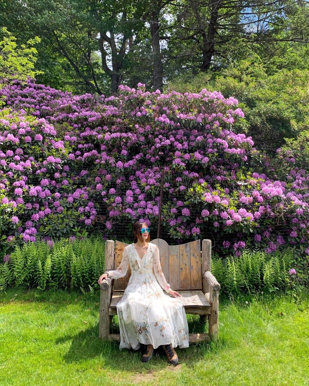 이미아 Mia Lee 李 美兒のインスタグラム：「Can’t wait to stay and hike @mohonkmountainhouse again!  여기는 벌써 단풍이 한창이라고 합니다. 또 가고 싶다! 입니다.^^ 하이킹 사진은 티셔츠 차림이라 포스팅 고민 중 입니다. 😙🍁」