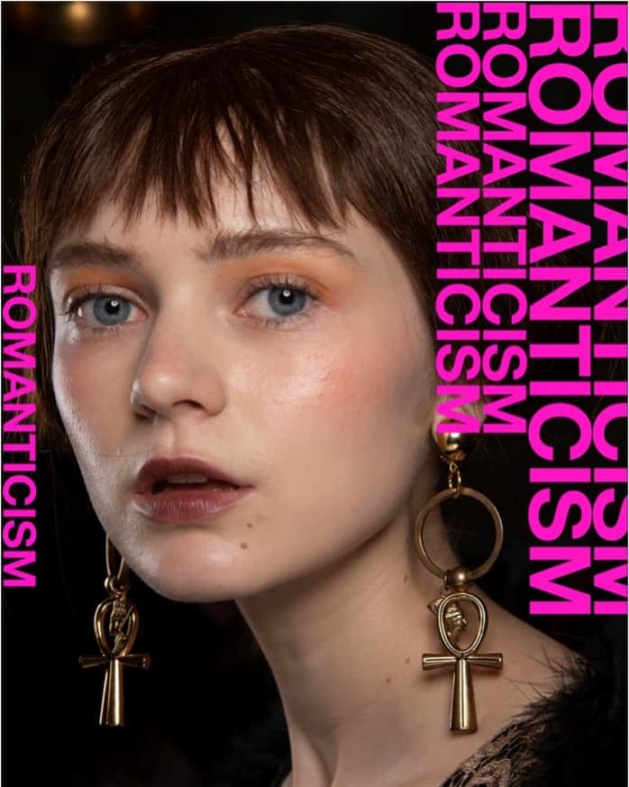 M∙A∙C Cosmetics Japanのインスタグラム：「ㅤ 2019年秋冬のトレンドメイクをご紹介！ 最後は「ロマンティシズム」✨ ㅤ 秋冬らしい落ち着いた深みのあるレンガのような色やバーガンディ系、そして赤みのないベージュ系をチョイスすると、一気にトレンドを取り入れることができます。 ㅤ 「意思のある女性像」もトレンドでもあるので、シェーディングは引き続きマストアイテムです。 ㅤ ㅤ ㅤ ㅤ ㅤ #MACCosmeticsJapan #MACコスメ #MACCosmetics #コスメ #メイク #ロマンティシズム #レンガ色 #バーガンディ #秋メイク #秋コスメ #冬メイク #冬コスメ #シェーディング #トレンド #トレンドメイク #オレンジシャドウ #ベージュメイク #ROMANTICISM #19aw #aw #makeup #eyemakeup #lipmakeup #brownlip #makeup2019」