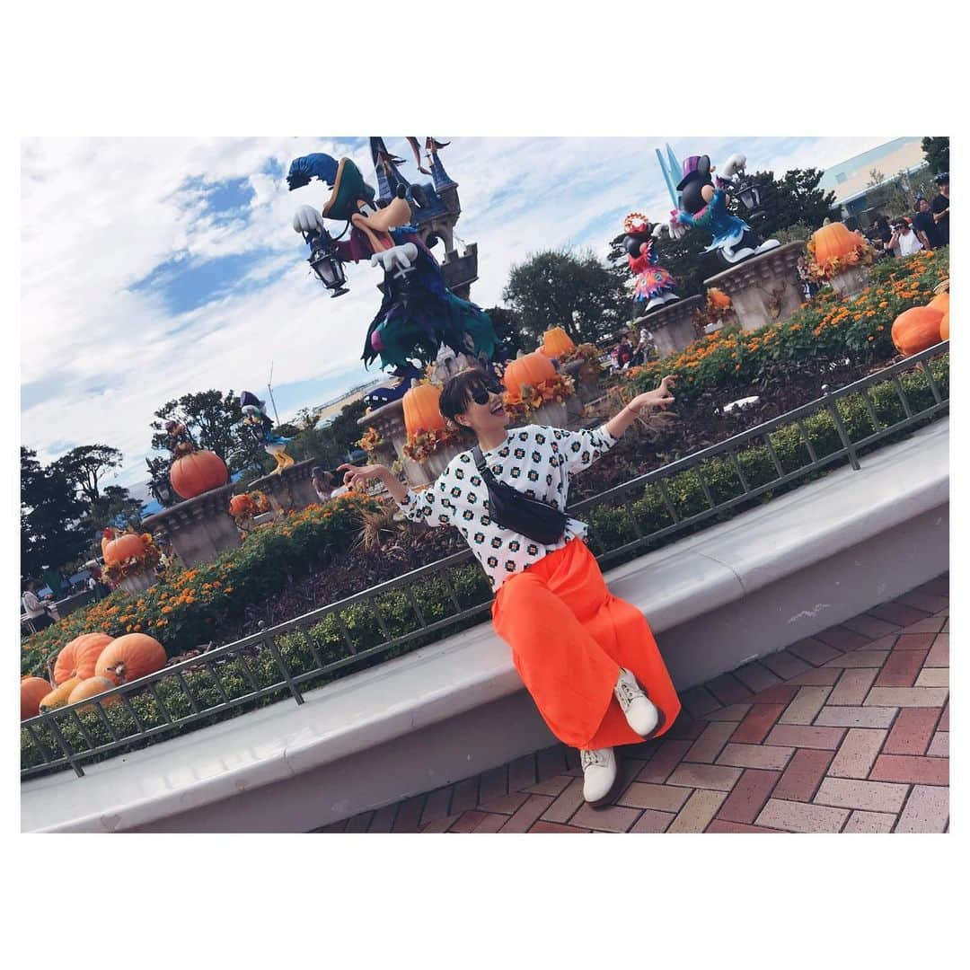 大塚愛さんのインスタグラム写真 - (大塚愛Instagram)「ハロウィンだ、ハロウィンだ。  と、言いながら、  座りたいだけ。  AIO　#tokyo #disneyland #halloween  #ハロウィン #足痛い #腰痛い #座りたい #37の限界」10月8日 12時02分 - aiotsuka_official