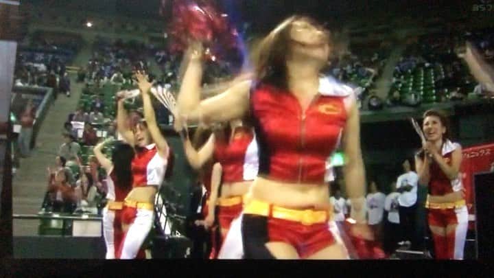 青木康平のインスタグラム：「一年前の今の時期には裕心(能代工業)とマンツーマンで練習をバリバリやっていた。 その流れからグループレッスンを始めて、 周介、なぎと、ルナ(福岡第一)、タクシ(若葉)、ユウト(九州学院)、リクト(西南高校)、アユム(小林高校)県外からはカイリ(開志国際)や今オーストラリアに留学している和真も参加しに福岡まで来てくれました。 今の中3の子達も参加していて、凄く大変な時期だったけど、彼らが卒業するまでの約半年間は凄く楽しかった記憶が蘇ります。  さて、今の中3の子達は卒業までの約半年をどう過ごすのでしょうか。 僕は裕心には次は高校でしたが、大学レベルでもすぐに通用する様にスキルもそうですが、心構えも伝えていました。 やってる練習はプロに教えている事とほぼ一緒でした。 とにかく基礎を徹底的にやりました。 心残りはゲームをあまりしていないので、バスケットボール自体はあまり教える事が出来なかった事です。 ただ、どんな練習にも彼は応えてくれました。だから彼は今現在、試合に出ていようが、出てなかろうが、調子悪かろうが、僕は何も心配してません。 基礎がしっかり身についているし、適応力もある。 何より彼の練習態度は素晴らしかった。あの練習態度が出来れば誰かは見てくれてる。彼が困れば助けてくれるはずだし、運を掴む可能性を感じます。 一年前の裕心を基準に考えると、今の中3の子達はまだ甘いかもしれません。 だからこそ、これからの過ごし方が本当に大事。 もちろん日々上達している子供もいるのも事実。意識が変わったと感じる子もいます。 中には自信をなくしている子、すぐに心が折れる子や、ただ言われた事をやるだけの子、本当に色々な子供がいて面白い。 そんな彼らに1番伝えたいのは "自分を信じる事" 自分はやれば出来るんだと信じなかったら、誰が信じてくれる？ 自分の1番の味方は、自分自身です。 もっと自分を信じてあげてほしい。 今の自分に自信がないなら自信がつくまで私生活から見直して徹底的にやってみればいい。 周りが自分に投げかけるネガティブな言葉には耳をかす必要はない。 自分の人生なんだから、自分で判断して行動して欲しい。 周りや、環境に流されて欲しくないです。 これまで沢山の子供をみてきましたが、上手い選手は沢山いました。 でも、凄いと感じた選手は5人もいません。 その凄いと感じた子達の共通点は"自信"、"自分を信じる力"です。 自分はやれば絶対に出来ると心から信じていました。 走るのも遅い、飛べない167センチの俺でさえプロになれました。 それは誰にも負けないように自分の武器を磨いてきたから。 これから次の学年に上がるアカデミー生や、クラブチームの子達がこの半年でどう変わって行くのかを見守りたいと思います。 #watchandc#watchandcacdemy#U-1-1」