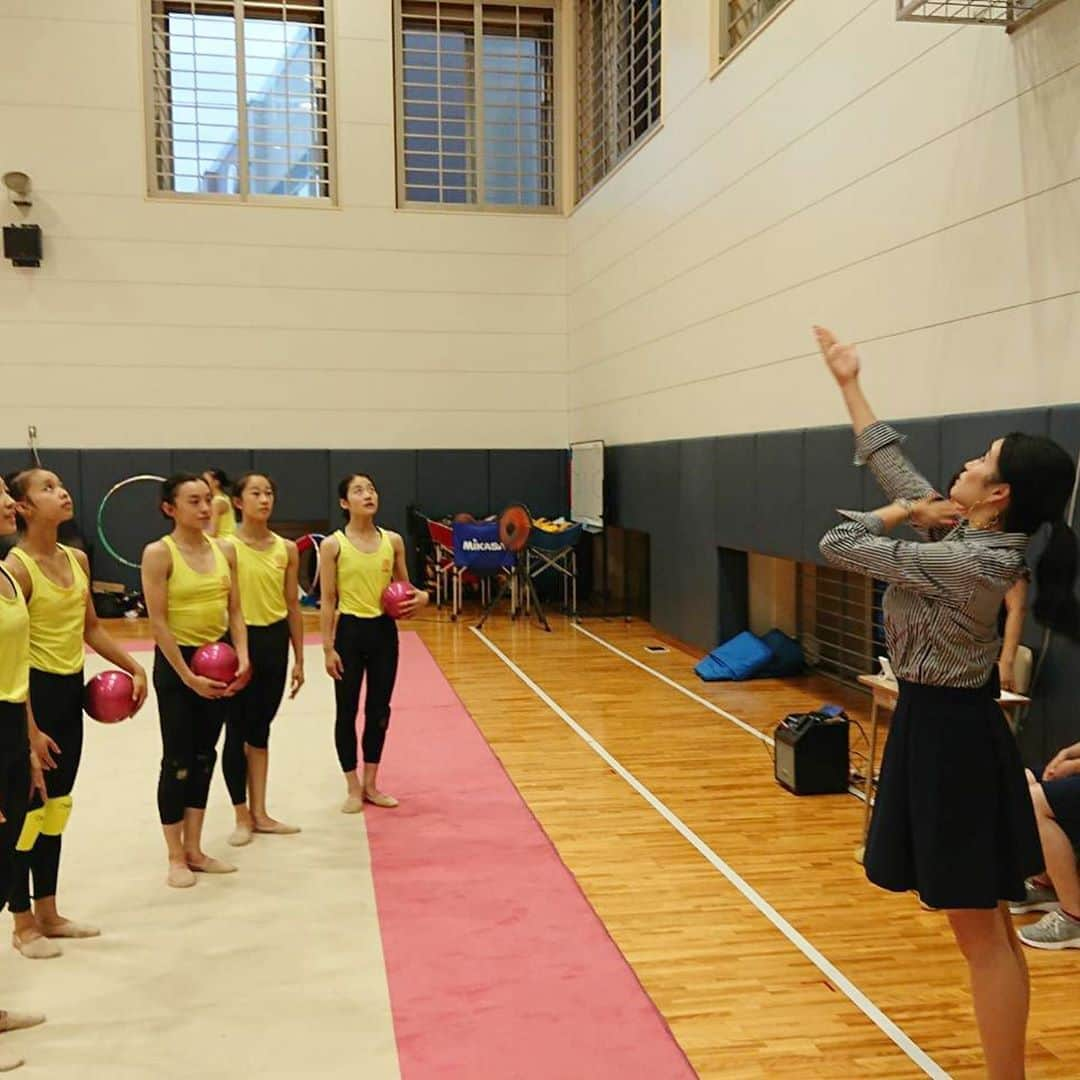 田中琴乃さんのインスタグラム写真 - (田中琴乃Instagram)「【スカイＡ】 ・ 静岡県 常葉高等学校 新体操部の皆さんの元へ伺いました。 ・ 練習時間が短く、限られた中で集中したパフォーマンスで、全日本への調整を行なっていました。 ・ この様子はまた試合後の放送をお楽しみに✨ ・ 全日本選手権まで残りわずかの日数、心を込めてやり残しのない時間にしてほしいです😌✨ ・ ・ #スカイa  #常葉高等学校  #常葉  #新体操  #rhythmicgymnastics  #田中琴乃」10月8日 12時08分 - tanakakotono