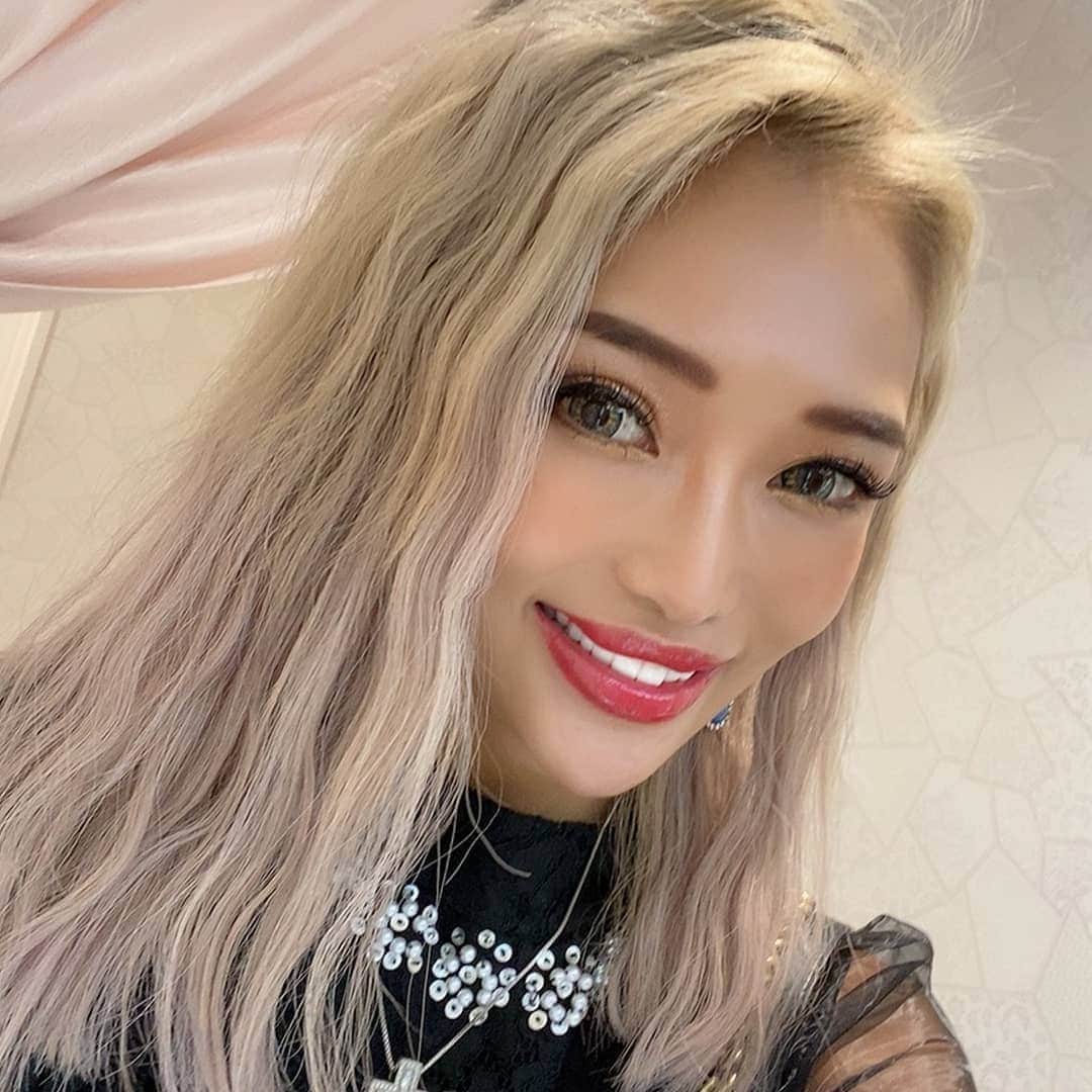 のインスタグラム：「. .こんにちは😛‼💓 .福岡出張楽しかたなぁ♥♥ストーリーにいっぱいアップしてるから見てね🙋✨ . . .福岡市春吉に新しくリニューアルオープンした @glaciaclinic のレセプションに行ってきたよ\(◡̈)/✨ . .立地も良くて、広いしいままでみたサロンとは違い最先端クリニックだたょ～♡ . .新しいフェイシャルエステメニューがたくさん増えたみたいだょ♥♥ . .大人気ハイフやピコ、水光注射など増えたみたい✨ . .3枚目はドクター @dr_guccy です🌟 . . . . . . . . .#graciaclinic #西中洲 #美容外科クリニック #リバーサイド #アートメイク #オシャレ空間  #福岡美容」