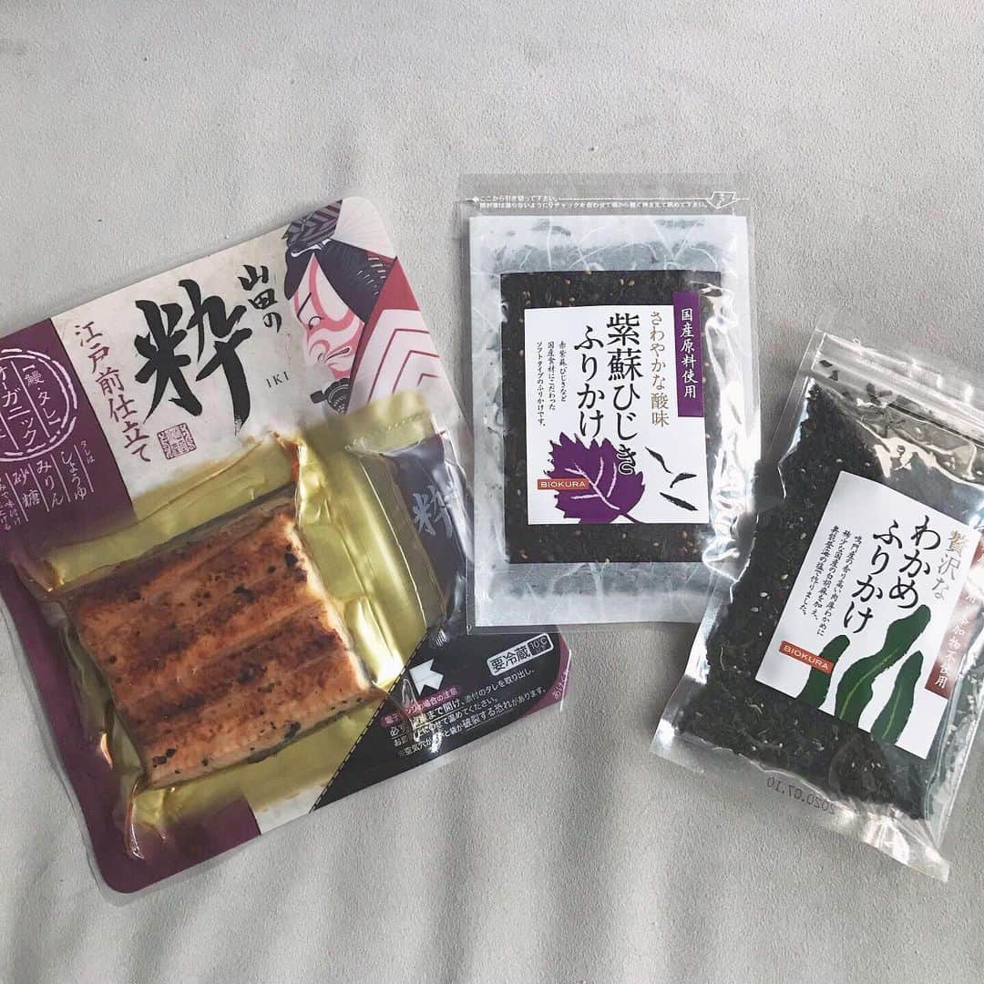上村若菜さんのインスタグラム写真 - (上村若菜Instagram)「. 少し前のこと。 仕事帰りに @yucarikawaguchi さんにお誘いいただき Vioマルシェへ。 . 気になるものがありすぎて、帰りには手がちぎれるかと思ったほど🙊 . その時の購入品備忘録。 . 1枚目  @wakabanouen の自然栽培の麦茶 &プレミアム人参ジュース …なかなかティーバッグの麦茶で美味しいもの、しかもオーガニックのものに出会えず、ようやく出会えた！と思ったもの✨ティーバッグ1つでもしっかりと麦茶の旨味が出るのが嬉しい。 すだちがはいった人参ジュースは濃厚でくせになる美味しさ🥕 . #七福醸造 の有機白だし&白しょうゆ …おでんの時期にも大活躍しそうな白だし。他にも色んな使い方に挑戦したい🍲白しょうゆは今まで使ったことはなかったけどゆかりさんに使い方をオススメしてもらって。 . @cocoro.dining のサクサクしょうゆアーモンド …お豆腐にかけるだけでごちそうに✨👱‍♂️が大絶賛✨もうすでに半分くらいに。w . 2枚目 @nishida_seibaku のもち麦ごはんと九州大麦グラノーラ …麦ごはん好きな長男に。国産の大麦はよく見かけるけれど、出回っているもち麦のほとんどが海外製。ようやく出会った国産、しかもオーガニックのもち麦✨黒豆きなこ味のグラノーラは食べやすくて🙆‍♀️ . @biokashi_organic の生おからクッキーと生ナッツミックス。 …おからと思えないほどしっとりして美味しいクッキー。生ナッツは長男のお気に入りおやつ。なぜか毎日4つだけといって味わって食べてる👦 . 3枚目 @yamada_organic のオーガニック鰻 …うなぎ好きな長男へのお土産。鰻だけでなくタレまでオーガニックというこだわり✨ . @biokura_official の紫蘇ひじきふりかけ&わかめふりかけ …材料も国産で添加物不使用のこういうふりかけってあまりない。米好きな次男のご飯のお供に🍚 . 他にも気になっていた @kodomonoshokutaku や 愛用している #マグちゃん など… 気になるSHOPがいっぱい✨ タイムオーバーで全部は周りきれなかったので、また来年も行きたいなぁ☺️ . 案内してくださった @yamamotosatoko さんもありがとうございました💛 . @vio_organic #vioマルシェ #オーガニック #自然栽培」10月8日 12時22分 - wakame_kami