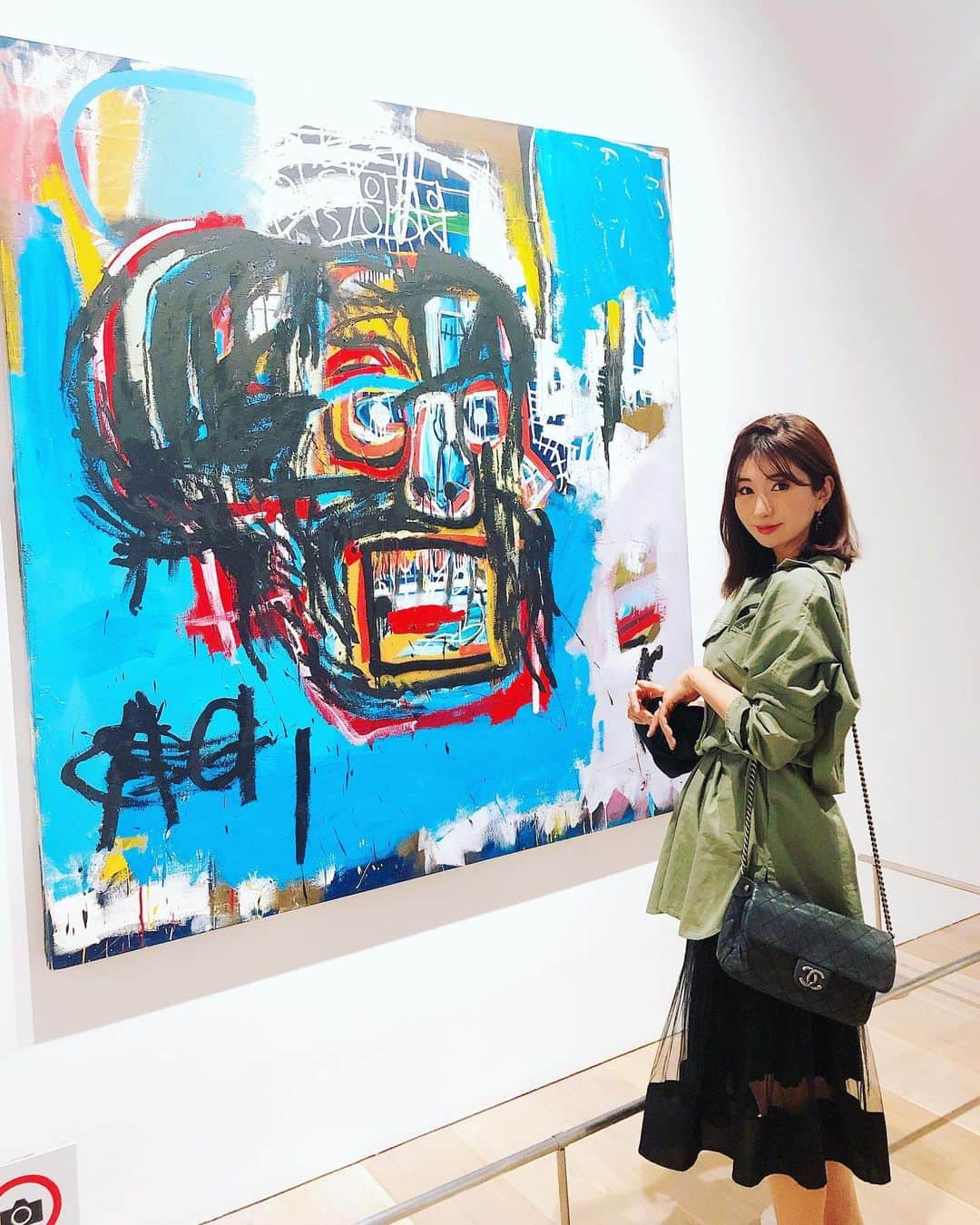 中村江莉香さんのインスタグラム写真 - (中村江莉香Instagram)「#バスキア展 🖼 勇太先生とアートを見てきました🌷 色んなことに興味があって吸収してゆく姿を見てホクホク☺️尊敬の眼差しです💐🤲 ダイソン先生かスポンジ君って呼ぼう🧽笑 ・ そしてそして昨日も飲んだー‼︎いえーい😂🍷 しかしめちゃめちゃ話した。話し込んだ。笑🥳🥳 恋をしていることを確信し、そしてまたひとつ強くなれた大切な１日📝 合っているか間違っているか、正解か不正解かじゃなくって、自分の手で信じた道を切り開いていく。 楽しむこと。楽しいものにしてゆく。それだけです🧡 あ、blogの癖で長くなった！笑 (もちろん本日もameblo更新しておりまっせ☺️💓ひつまぶしに見てくださいね💓) ・ #いいじゃん #バスキア #初めましてバスキア #森美術館 #シンガポールのカニ #食べて #バスキア展メイドインジャパン #ヒルズ #からの #お肉バル #どんなけ飲むねん #そして #語る #インスタグラマー #インフルエンサー #デート #都内デート #zozo #美術館 #森美術館 #六本木ヒルズ #いきなりマリッジ #そんな２人」10月8日 12時26分 - erica_nakamura