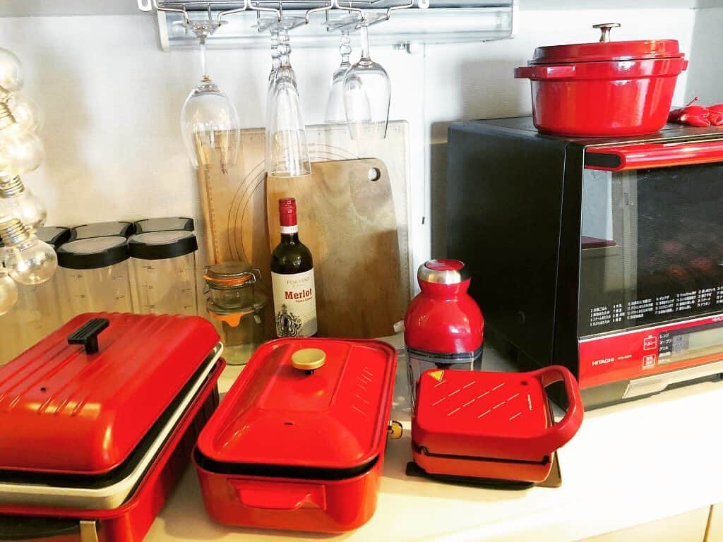 小鳥遊しほのインスタグラム：「お気に入りを集めたら真っ赤になったマイキッチン😂詳細👇 . 📌レコルト： @recolte_official (一番左のホットプレート&鍋、右から二番目のホットサンドメーカー、ミキサー) 📌ブルーノ： @bruno_enjoy (左から二番目のホットプレート&たこ焼き器) 📌ストウブ： @staub_japan (レンジ上の鍋) . ちなみに電子レンジはHITACHI . ワインも赤派 . #recolte #bruno #staub #kitchen #cooking」