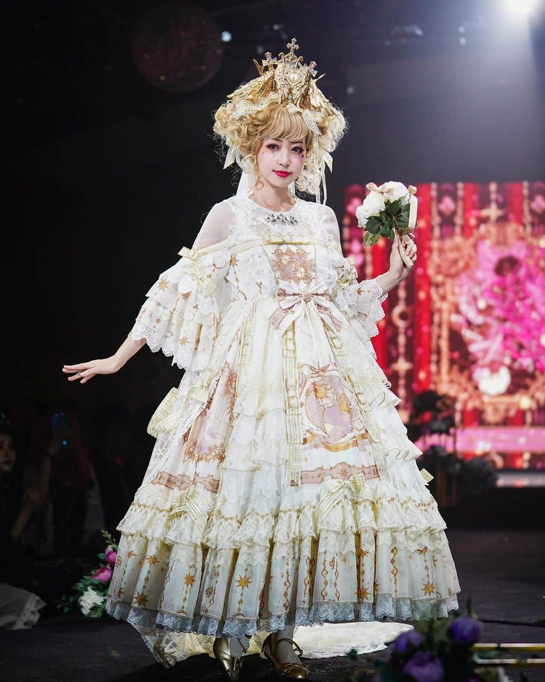 木村優さんのインスタグラム写真 - (木村優Instagram)「I appeared in a fashion show in China💓💓Very cute Lolita brand『AngelsHeart-Lolita 👉@rgl6688 』.﻿ I was impressed to see this dress selling a set of crowns.👑👑❣️﻿ ﻿ 中国でモデルをさせていただいているブランドさん『AngelsHeart-Lolita 👉@rgl6688』の6周年のファッションショーに出演してきました✨﻿ ﻿ トリを歩かせていただいて感動でした😭✨﻿ ﻿ 中国のお友達、ブランドのみなさん、来てくださったお客さんに感謝感謝です😭✨✨﻿ 谢谢〜❣️❣️﻿ ﻿ #angelsheart  #AngelsHeartLolita  #lolitafashion #lolitastyle #KIMURAU #木村優 #木村优」10月8日 12時41分 - kimura_u