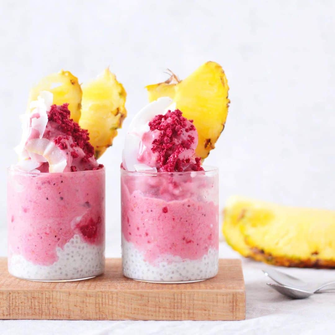 mai_smoothieのインスタグラム：「パイナップルとベリーのスムージー Pineapple & berry smoothie  パイナップルfrozen pineapple 150g ラズベリーfrozen raspberry 40g ブルーベリーfrozen blueberry 10g バナナfrozen banana 100g ヨーグルトyorgrut 50g 水water100ml トッピング)パイナップル、ココナッツフレーク、ラズベリーパウダー、ココナッツチアプティング」