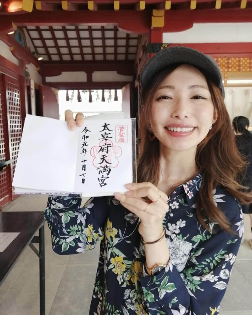 彦坂まなみさんのインスタグラム写真 - (彦坂まなみInstagram)「* 大宰府天満宮へお参りにいったお話🔽 * * 大宰府天満宮へ行ってきましたー！ 名前はよく聞くけど、初めての太宰府天満宮⛩️ というより、ちゃんと福岡に行くのが初🔰 * 学問の神様！と言うだけあって、制服姿の学生さんもたくさん！ 私は特に周りに受験生もいないし、勉強してることもないので(笑) 普通にお参りしてきました～🙏 * 御朱印も頂いてきました！ 御朱印を書いてくれたお姉さんとお話ししてたんだけど、毎月先生に習って教えてもらってるそうです💟 うっかり失敗しちゃうことはほぼ無いそうです🙆‍♀️←バカみたいな質問(笑) 字がキレイじゃないと書けないもんね～ * それにしても、この私の顔、めちゃくちゃ魚みたいな顔してる🐟(笑) 私こんなに魚顔だったかしら(笑)(笑) * * 大宰府ではたくさん写真とったからまたアップしまーす🙆‍♀️ * * * #大宰府 #太宰府天満宮 #合格 #九州 #福岡 #dazaifutenmangu #fukuoka #御朱印 #御朱印巡り #goshuin #japan_photo_now #japan_of_insta #japan_focus  #me #魚顔 #魚に似てる」10月8日 12時39分 - ma7am1