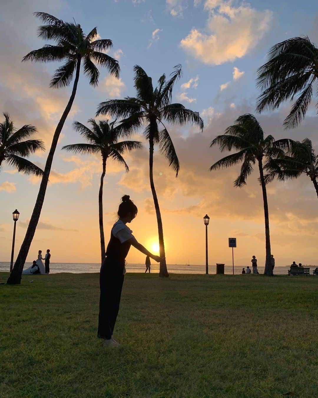 立石純子さんのインスタグラム写真 - (立石純子Instagram)「ハパルアマラソンで訪れたハワイ。 オシャレに写真を撮ろうとしたけれど 夕日がバレーボールみたいになってしまった。 ・ ・ でも、うしろになんとウェディングフォトでいらしてた方が…！🥰💕🌈🌺🌴 ・ ・ #ハワイ #記録 #記憶 #夕日 #一番好きな時間 #hawaii #honolulu #sunset #beauty #beach #sky #marathon #half #立石純子 #シンガーソングライター #singersongwriter #trip #hapalua2019 #friends #naturephotography #spring」10月8日 12時46分 - junkokokotateishi