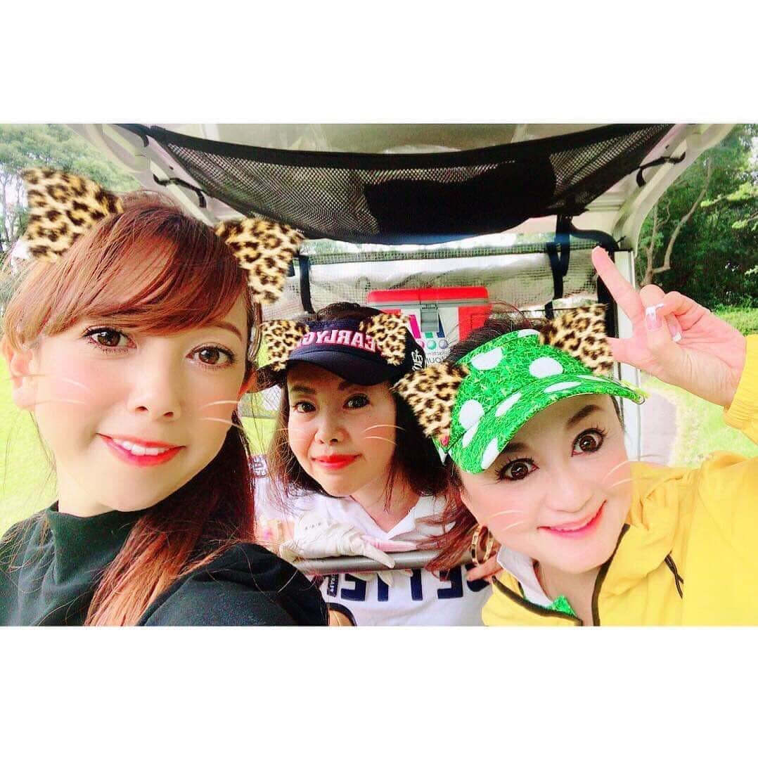 大原かおりさんのインスタグラム写真 - (大原かおりInstagram)「昨日は第1回アンコキーヌカップでした🙋‍♀️⛳️ ☺︎ ラウンドは、アンコキーヌ社長の藤島彩子姉さんと、静岡から参戦の育美んと、『焼き鳥いぐち』の井口さん🤗🎶 お天気良くて、笑いの絶えないメンバーでとっても楽しかったです❣️ 総勢130人、景品総額700万円というスーパー豪華なコンペでした🤩💖 ☺︎ ビューティプラスで写真撮ったら盛れすぎてて面白い😝✨ 彩さんお疲れ様でしたぁ〜❣️ 第2回目の開催も楽しみにしています🏌️‍♀️💕 * #AnneCoquine #アンコキーヌ #ゴルフコンペ #ゴルフカップ #千葉県 #成田市 #グリッサンド #グリッサンドゴルフクラブ #藤島彩子 #世界の藤島 #志田育美 さん#焼き鳥いぐち #井口さん #お疲れ様でした #ゴルフウェア #V12 #秋冬 #可愛い #🏌️‍♀️ #⛳️ #💕 #ビューティプラス #BeautyPlus #💖」10月8日 13時01分 - oharagaori_otty