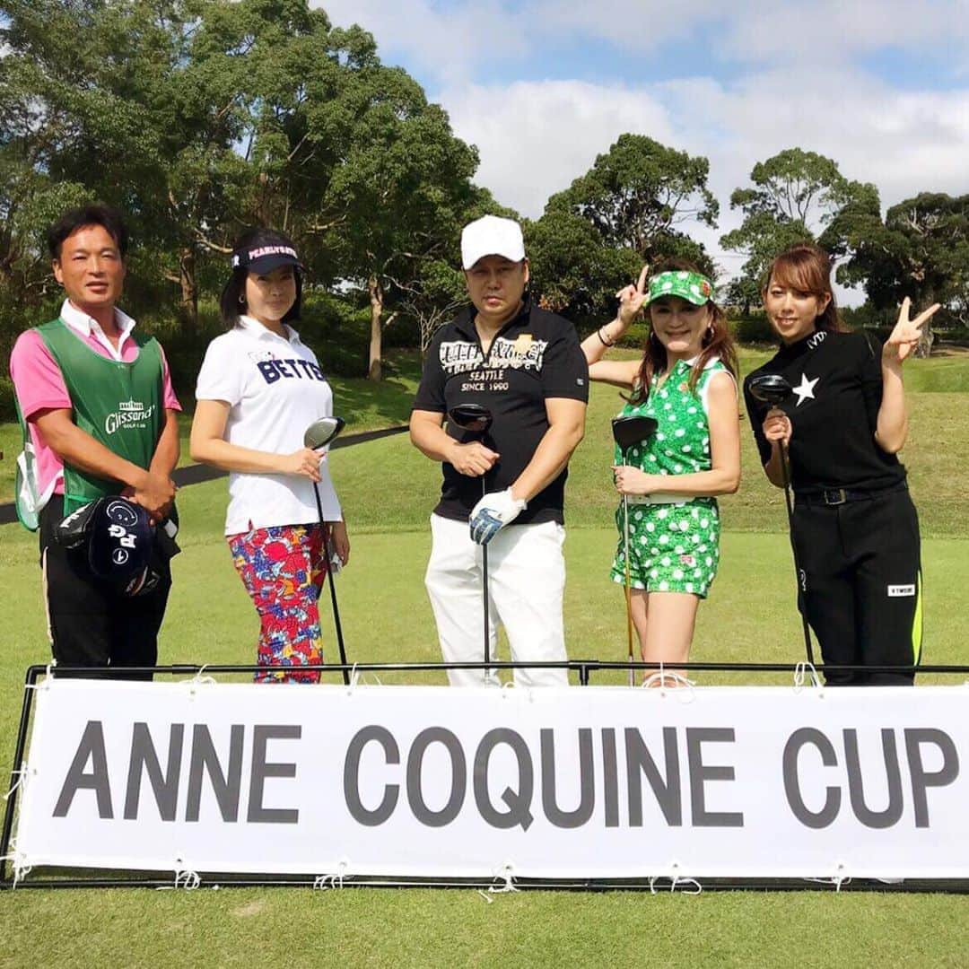 大原かおりさんのインスタグラム写真 - (大原かおりInstagram)「昨日は第1回アンコキーヌカップでした🙋‍♀️⛳️ ☺︎ ラウンドは、アンコキーヌ社長の藤島彩子姉さんと、静岡から参戦の育美んと、『焼き鳥いぐち』の井口さん🤗🎶 お天気良くて、笑いの絶えないメンバーでとっても楽しかったです❣️ 総勢130人、景品総額700万円というスーパー豪華なコンペでした🤩💖 ☺︎ ビューティプラスで写真撮ったら盛れすぎてて面白い😝✨ 彩さんお疲れ様でしたぁ〜❣️ 第2回目の開催も楽しみにしています🏌️‍♀️💕 * #AnneCoquine #アンコキーヌ #ゴルフコンペ #ゴルフカップ #千葉県 #成田市 #グリッサンド #グリッサンドゴルフクラブ #藤島彩子 #世界の藤島 #志田育美 さん#焼き鳥いぐち #井口さん #お疲れ様でした #ゴルフウェア #V12 #秋冬 #可愛い #🏌️‍♀️ #⛳️ #💕 #ビューティプラス #BeautyPlus #💖」10月8日 13時01分 - oharagaori_otty