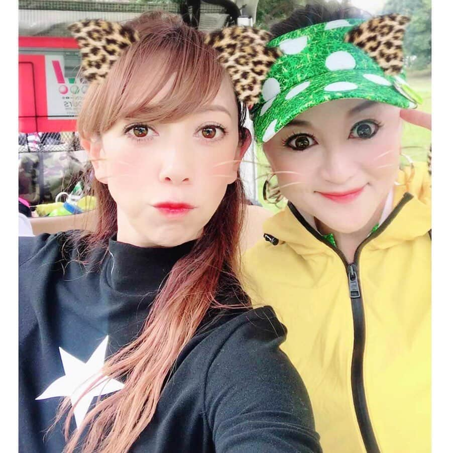 大原かおりさんのインスタグラム写真 - (大原かおりInstagram)「昨日は第1回アンコキーヌカップでした🙋‍♀️⛳️ ☺︎ ラウンドは、アンコキーヌ社長の藤島彩子姉さんと、静岡から参戦の育美んと、『焼き鳥いぐち』の井口さん🤗🎶 お天気良くて、笑いの絶えないメンバーでとっても楽しかったです❣️ 総勢130人、景品総額700万円というスーパー豪華なコンペでした🤩💖 ☺︎ ビューティプラスで写真撮ったら盛れすぎてて面白い😝✨ 彩さんお疲れ様でしたぁ〜❣️ 第2回目の開催も楽しみにしています🏌️‍♀️💕 * #AnneCoquine #アンコキーヌ #ゴルフコンペ #ゴルフカップ #千葉県 #成田市 #グリッサンド #グリッサンドゴルフクラブ #藤島彩子 #世界の藤島 #志田育美 さん#焼き鳥いぐち #井口さん #お疲れ様でした #ゴルフウェア #V12 #秋冬 #可愛い #🏌️‍♀️ #⛳️ #💕 #ビューティプラス #BeautyPlus #💖」10月8日 13時01分 - oharagaori_otty